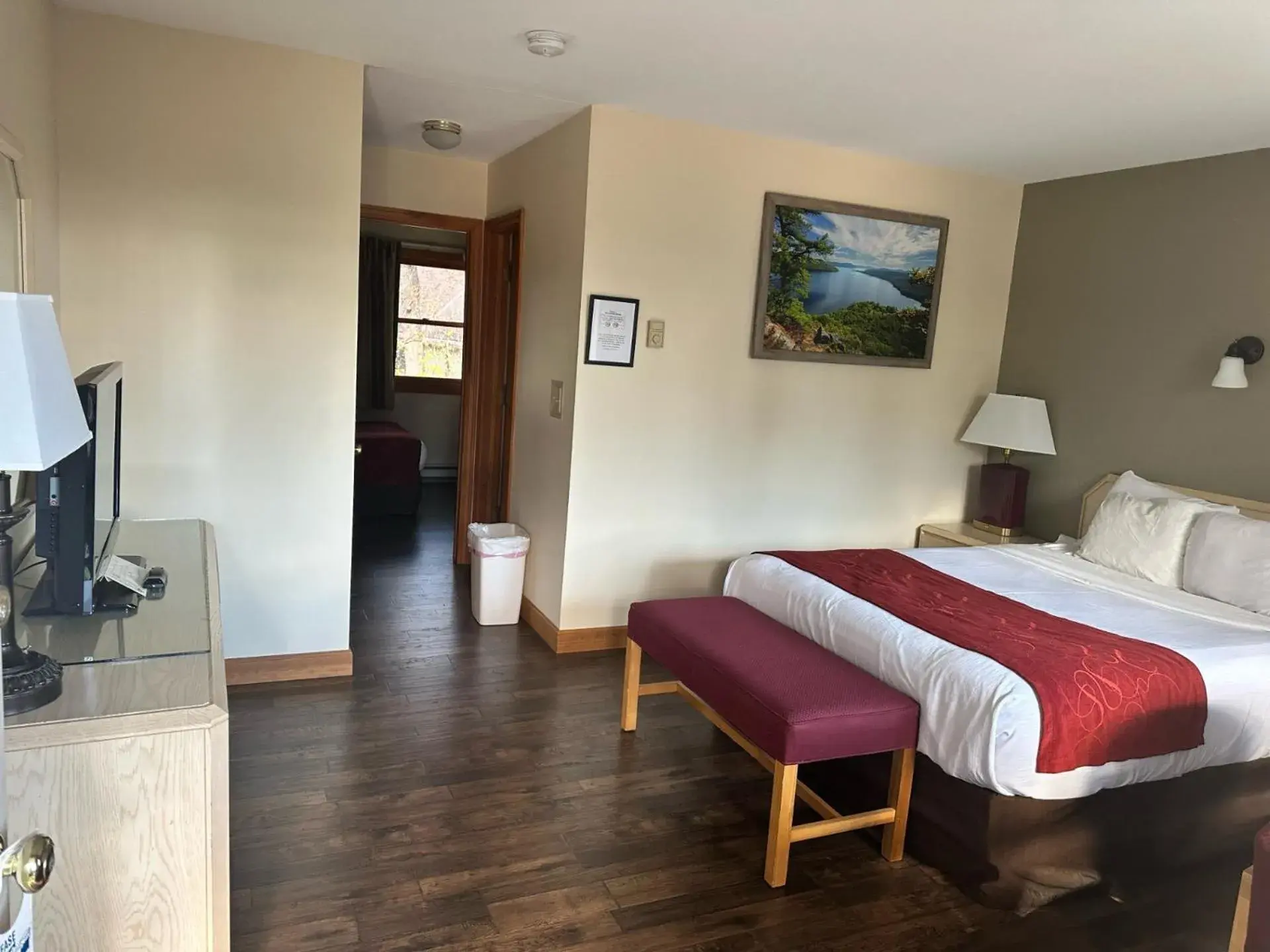 Bed in Mohican Resort Motel, Conveniently located to all Lake George attractions Bed in Mohican Resort Motel, Conveniently located to all Lake George attractions