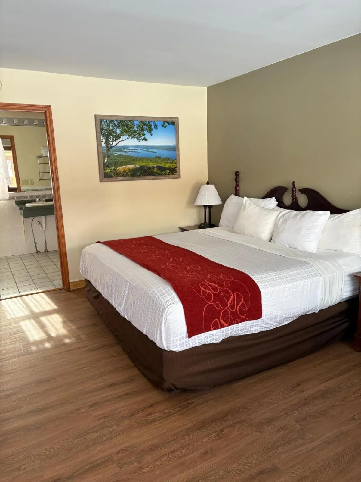 Bed in Mohican Resort Motel, Conveniently located to all Lake George attractions
