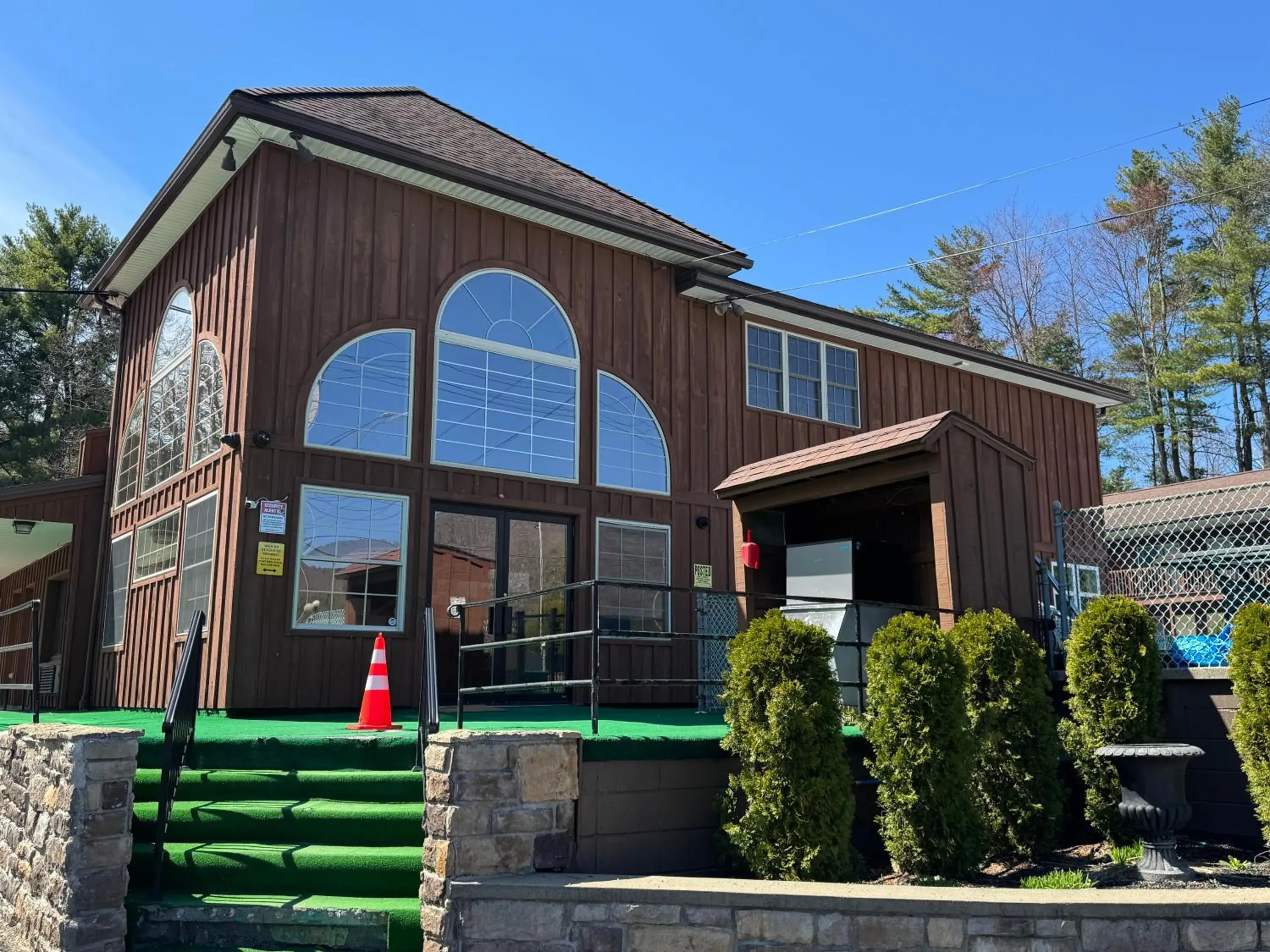 Property building in Mohican Resort Motel, Conveniently located to all Lake George attractions Property building in Mohican Resort Motel, Conveniently located to all Lake George attractions