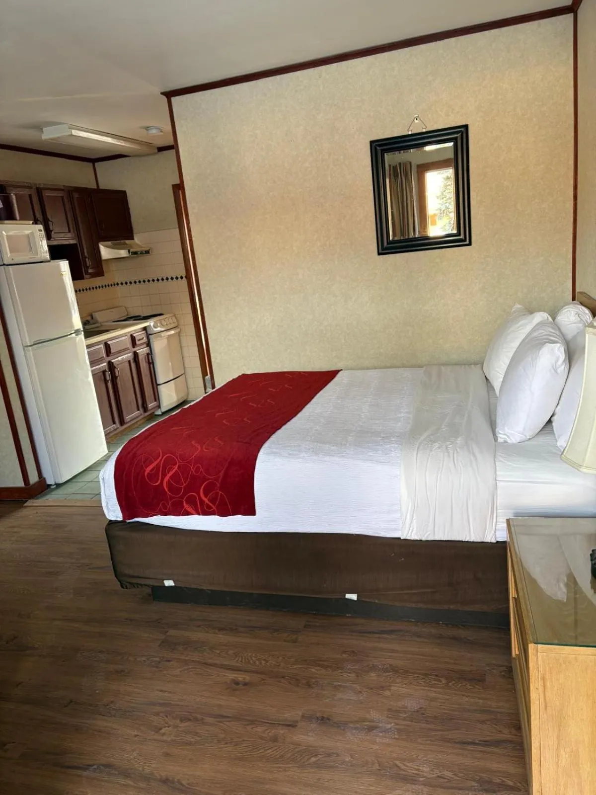Bed in Mohican Resort Motel, Conveniently located to all Lake George attractions