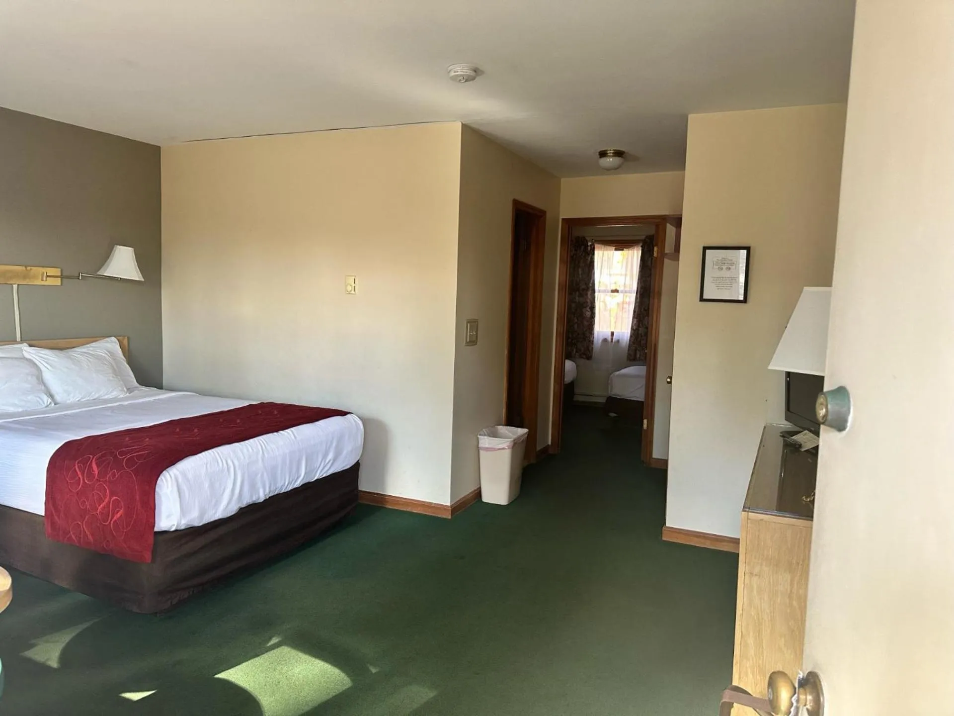 Bed in Mohican Resort Motel, Conveniently located to all Lake George attractions