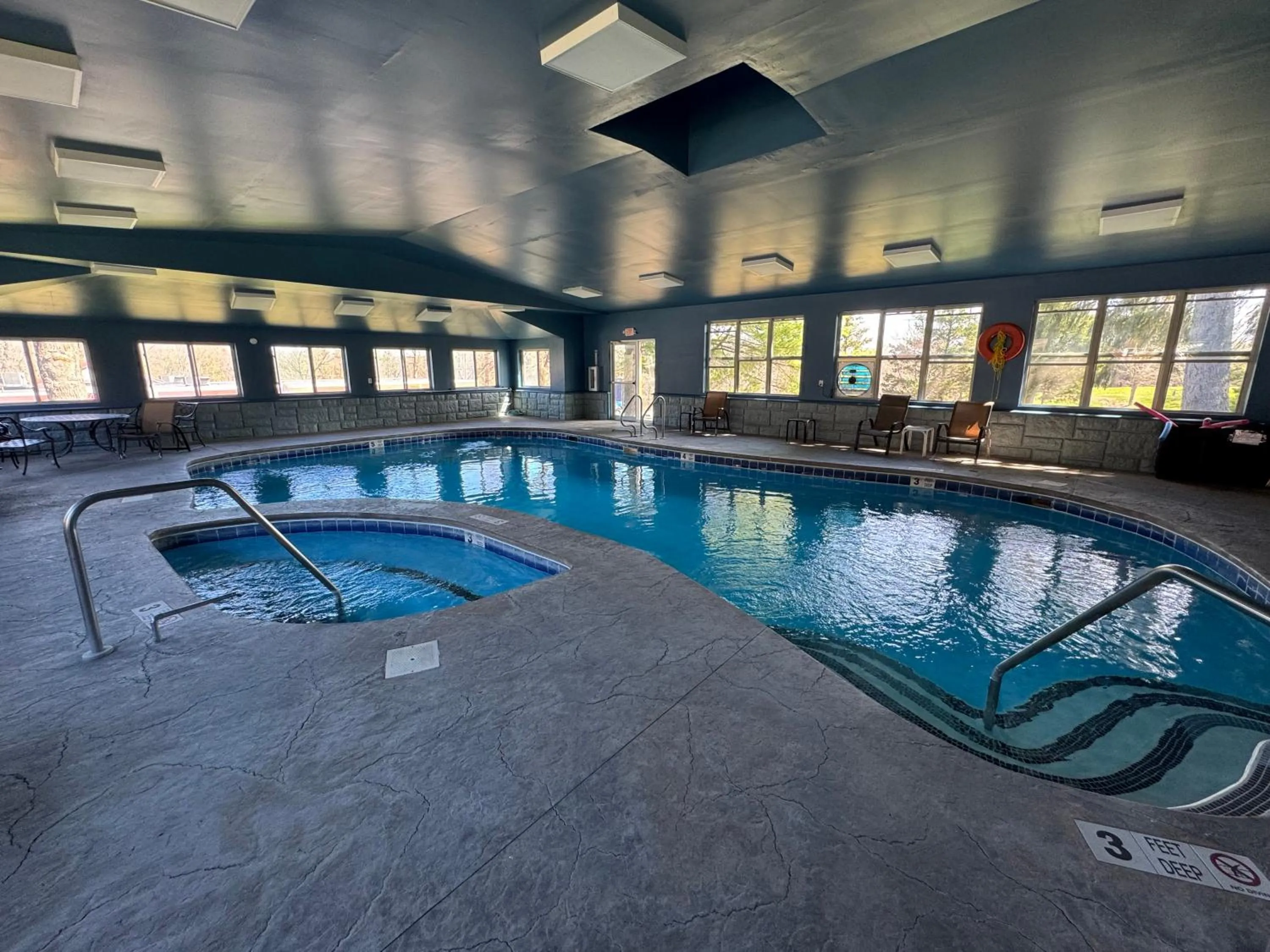 Mohican Resort Motel, Conveniently located to all Lake George attractions