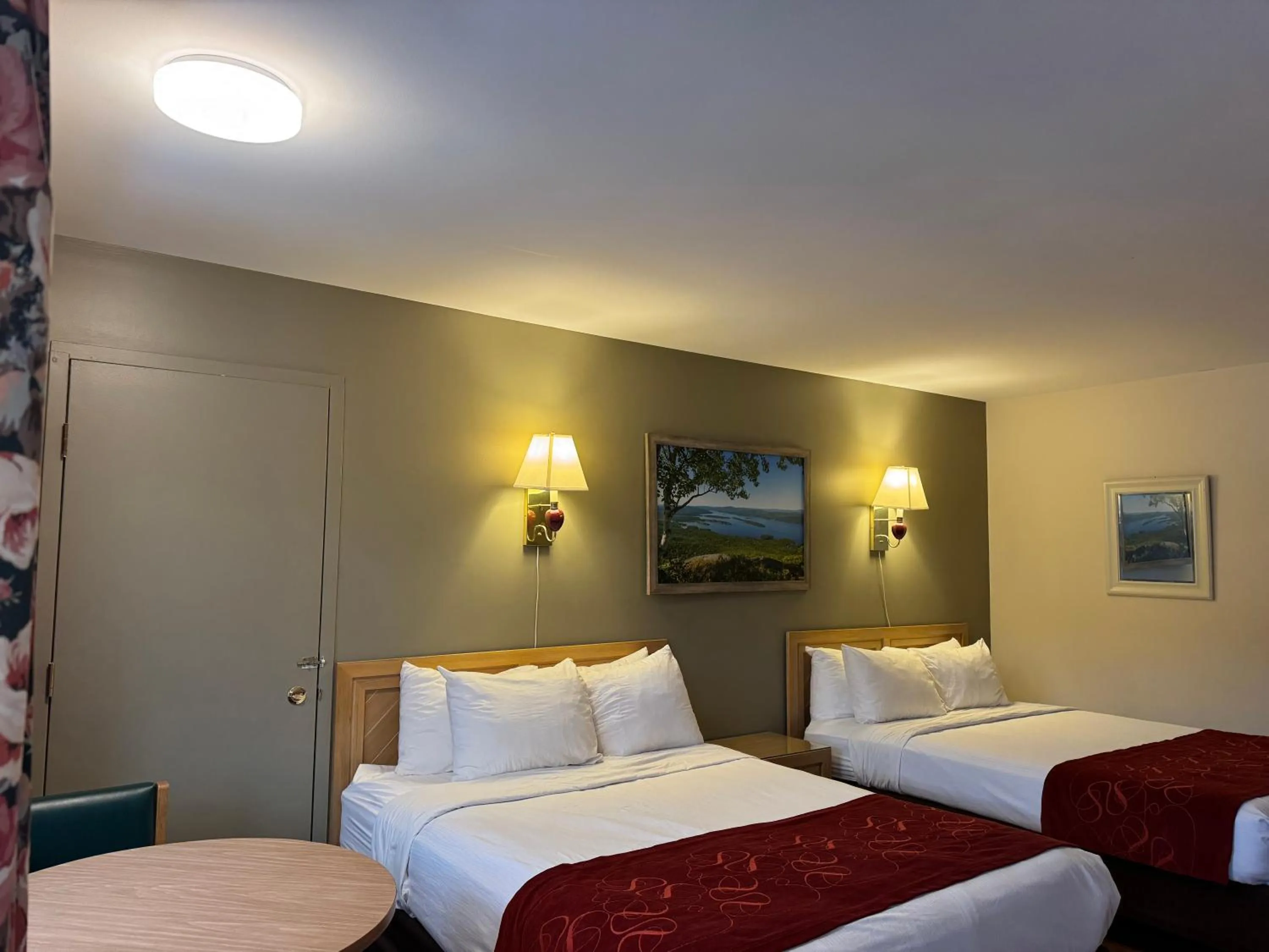 Bed in Mohican Resort Motel, Conveniently located to all Lake George attractions