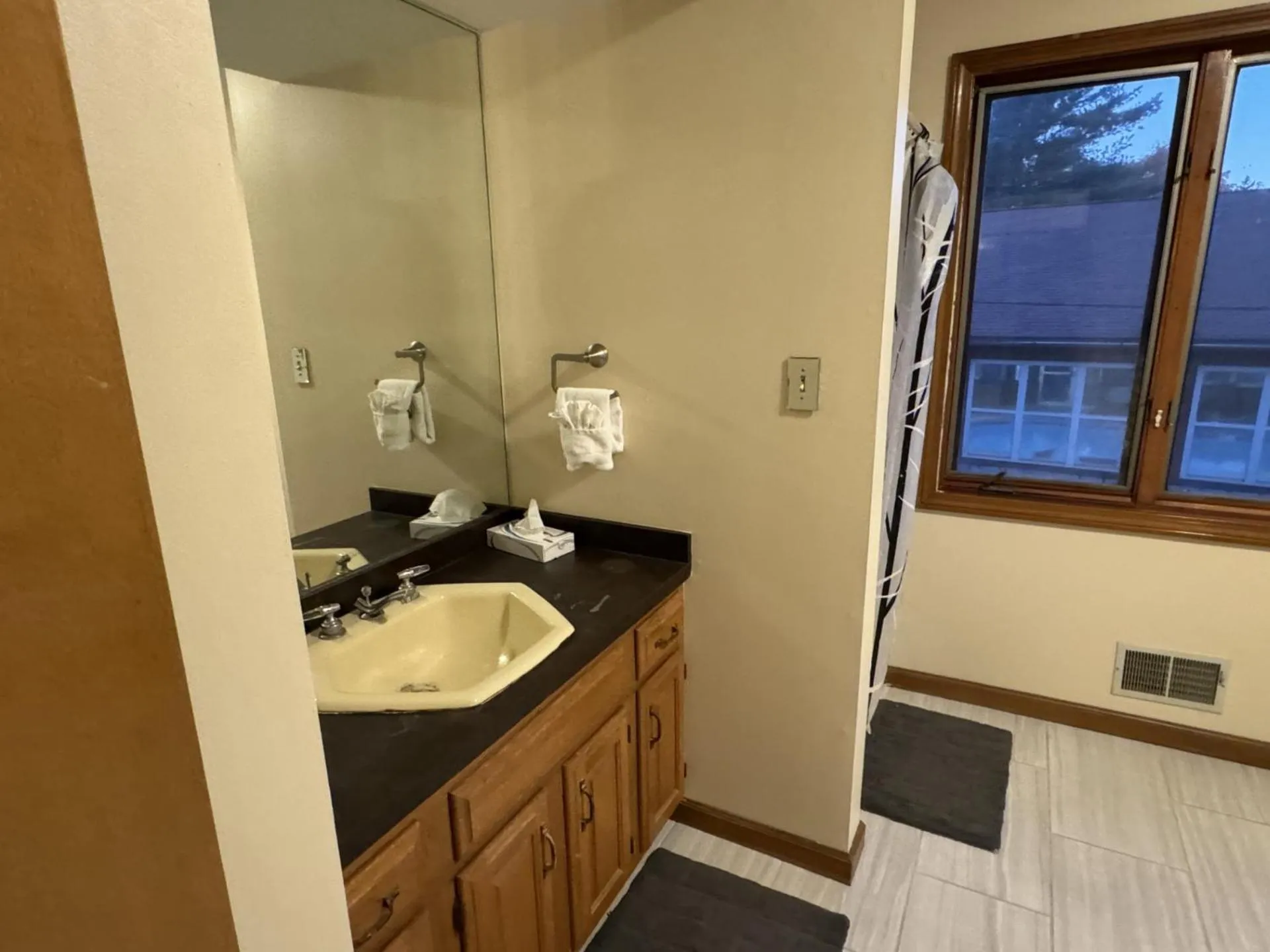 Mohican Resort Motel, Conveniently located to all Lake George attractions