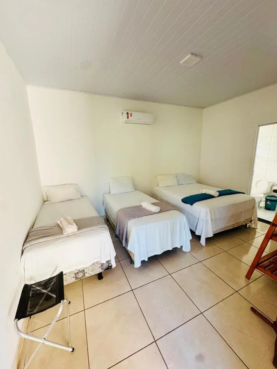 Triple Room with Bathroom in Pousada Palmeiras Triple Room with Bathroom in Pousada Palmeiras