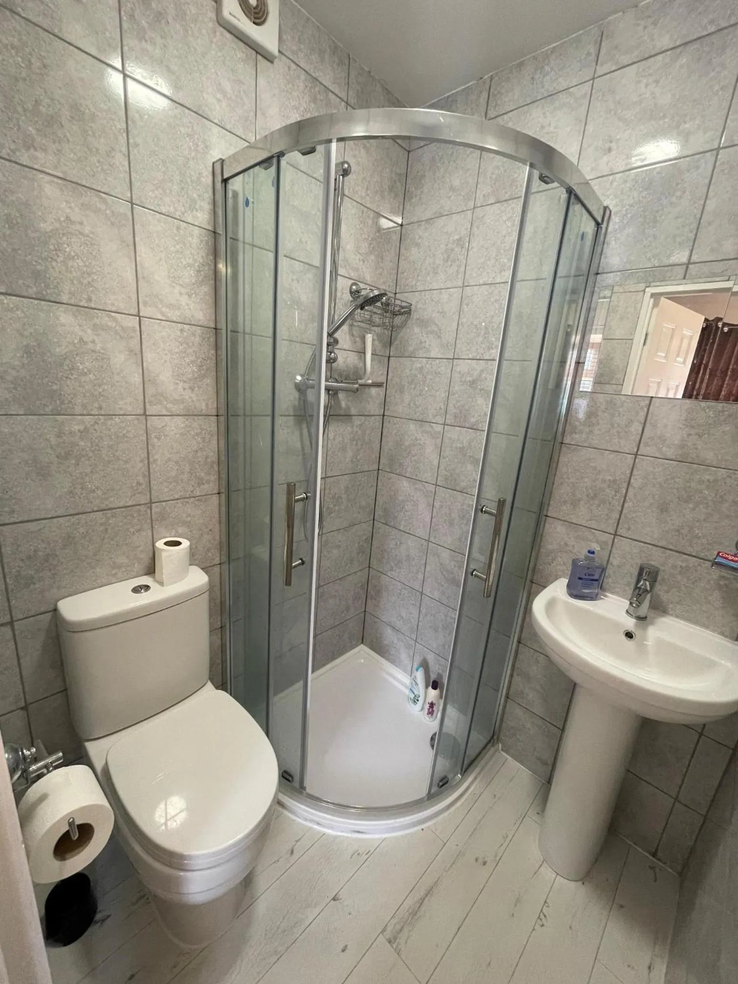 Bathroom in ASHMINA HOLIDAY LET with Free onsite Parking for SMALL VANS and cars only