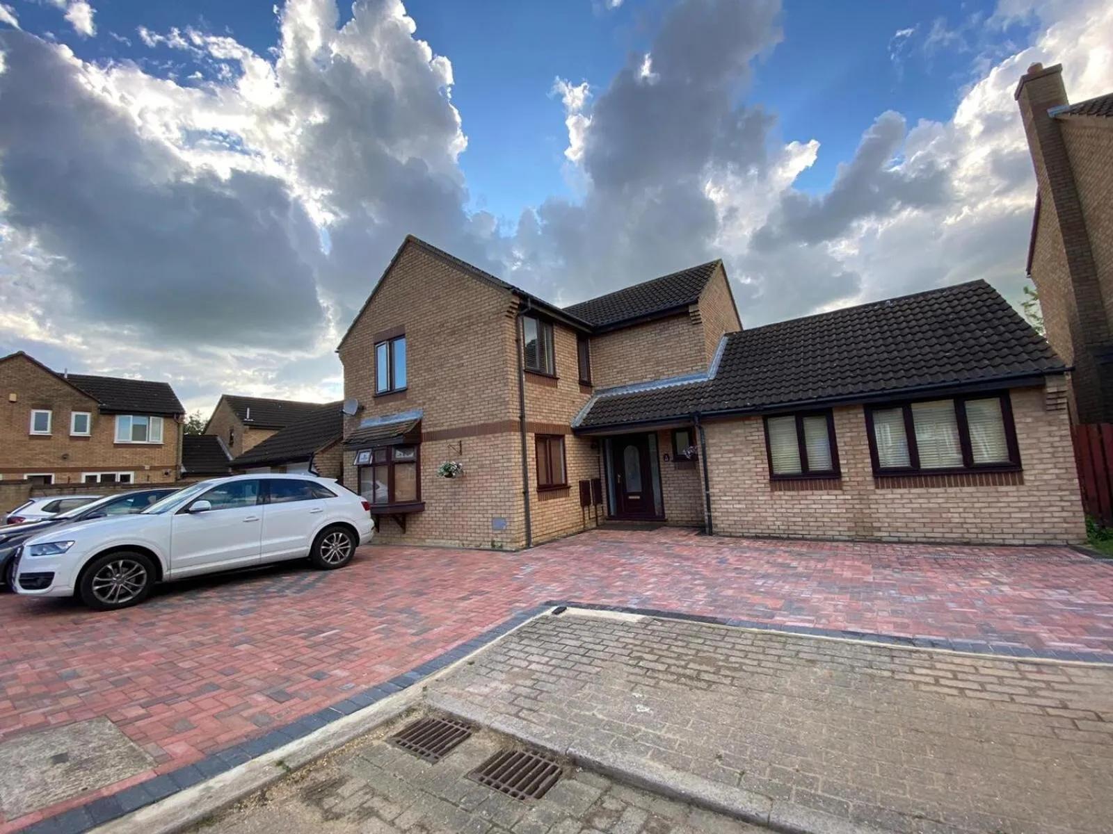 Property building in ASHMINA HOLIDAY LET with Free onsite Parking for SMALL VANS and cars only