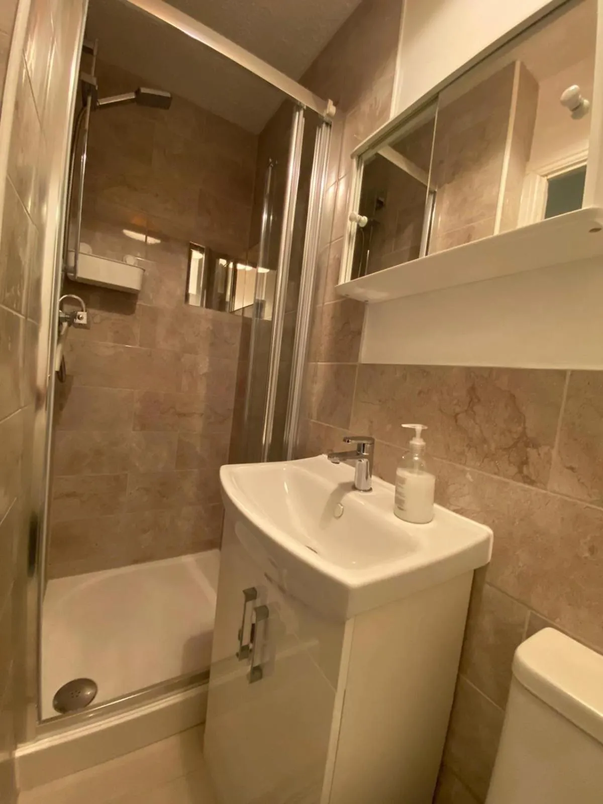 Bathroom in ASHMINA HOLIDAY LET with Free onsite Parking for SMALL VANS and cars only