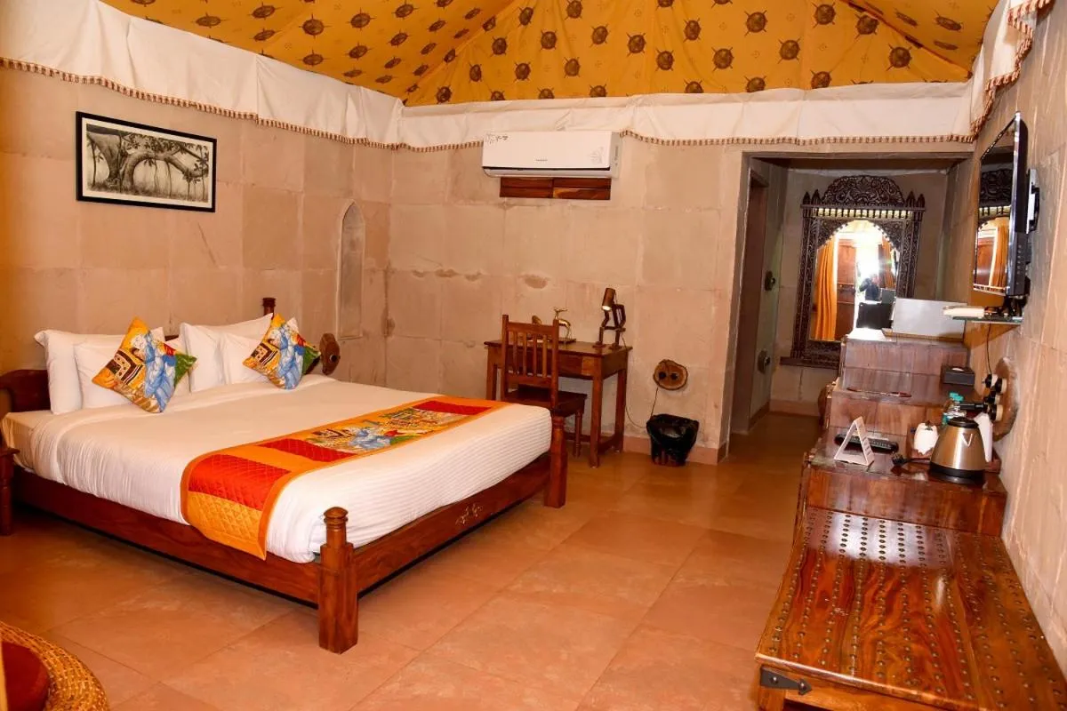 Photo of the whole room, Bed in Puratan Qila