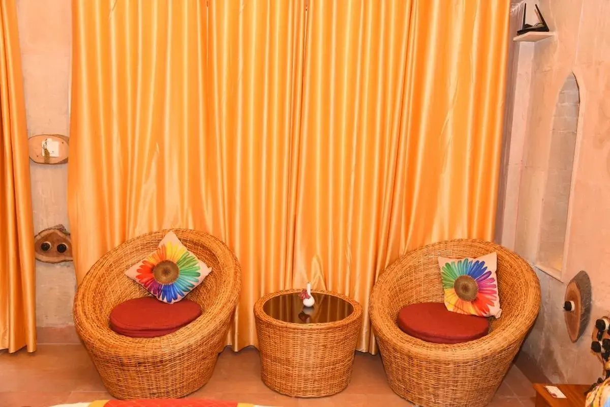 Seating area in Puratan Qila Seating area in Puratan Qila