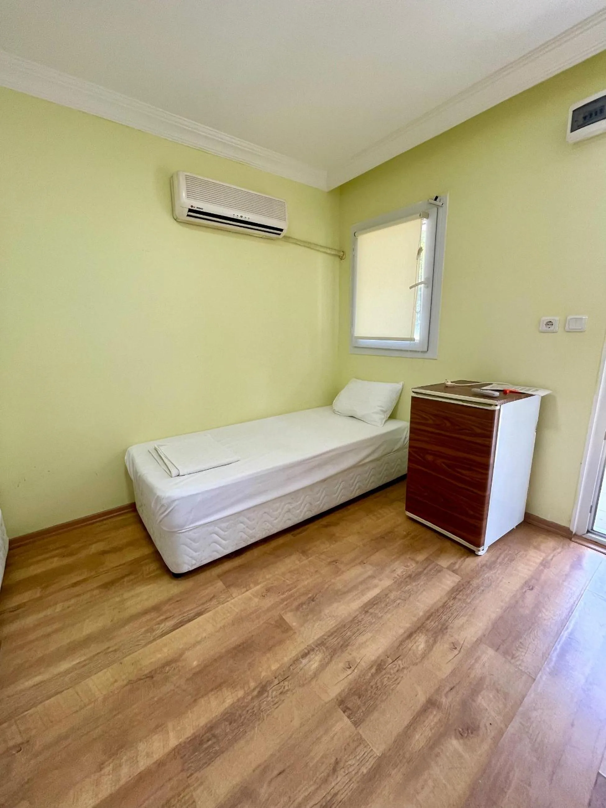 Photo of the whole room in ORANGE BEACH CAMP