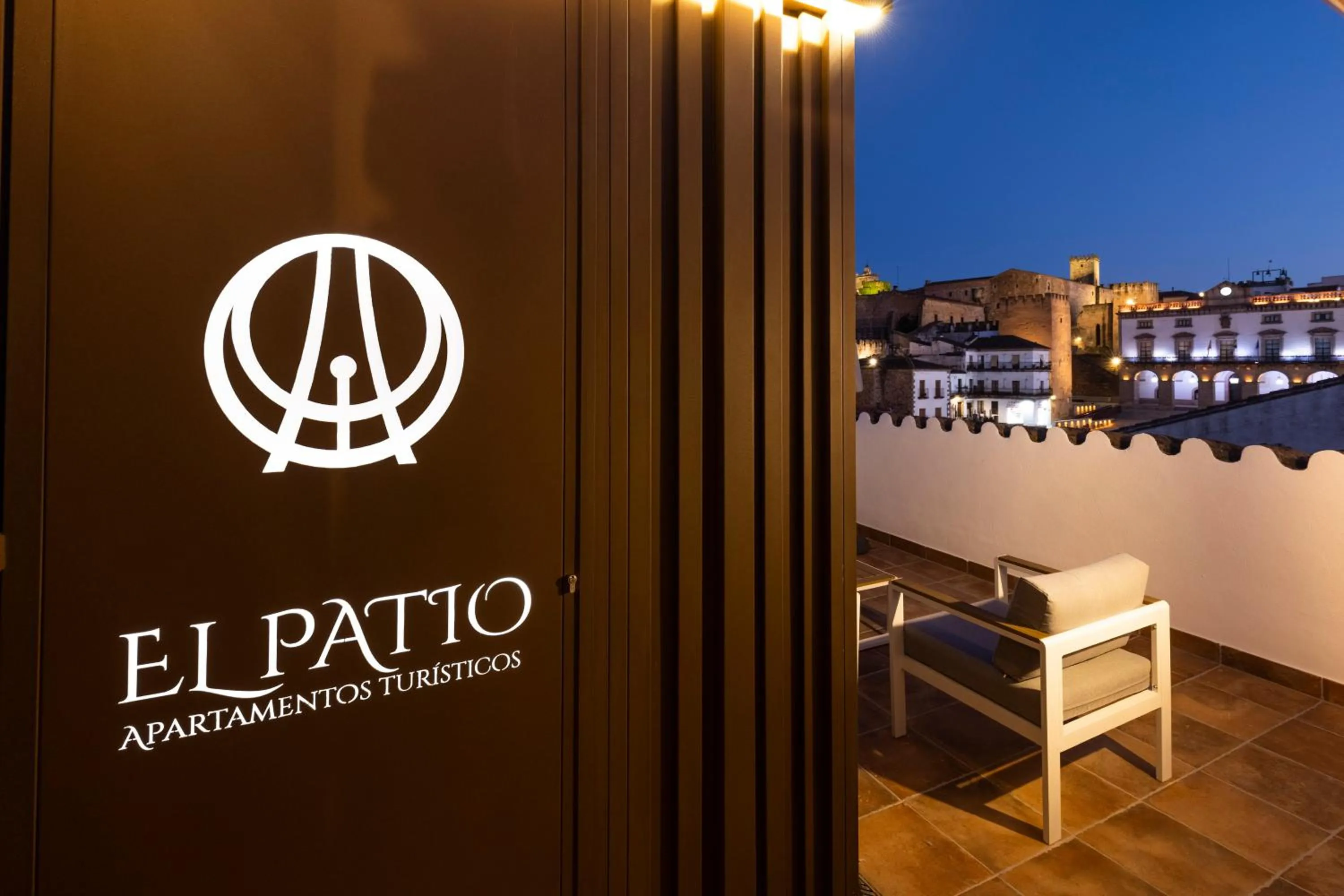 Property logo or sign in Apartamentos El Patio - Modernos con vistas en Plaza Mayor