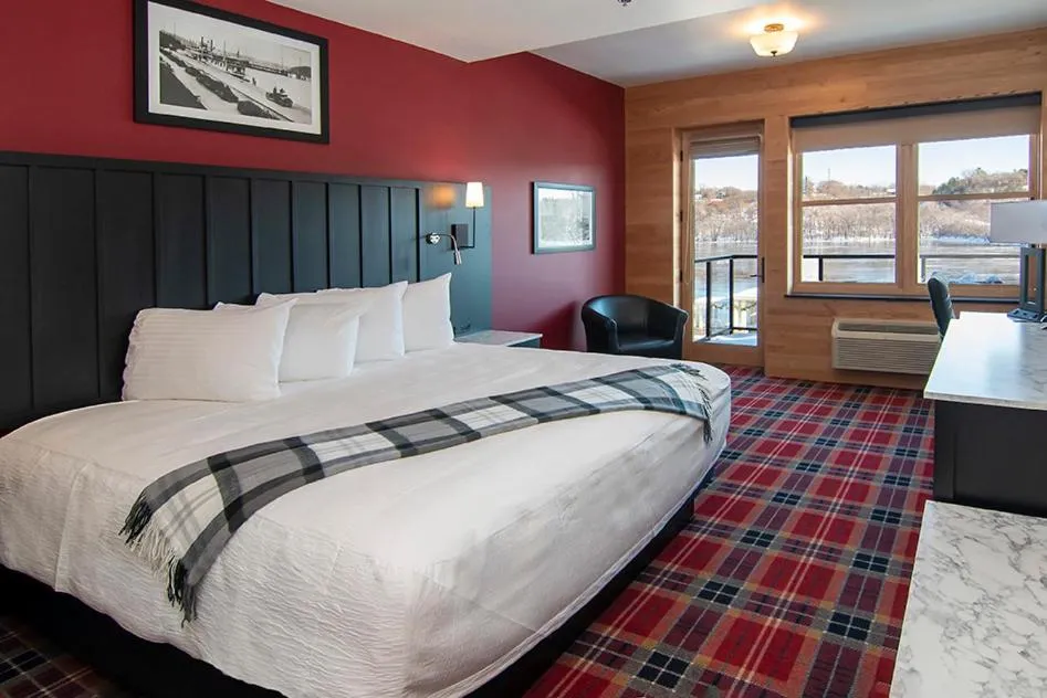 Bed in Water Street Inn