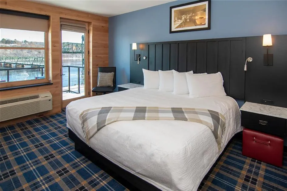 Bed in Water Street Inn