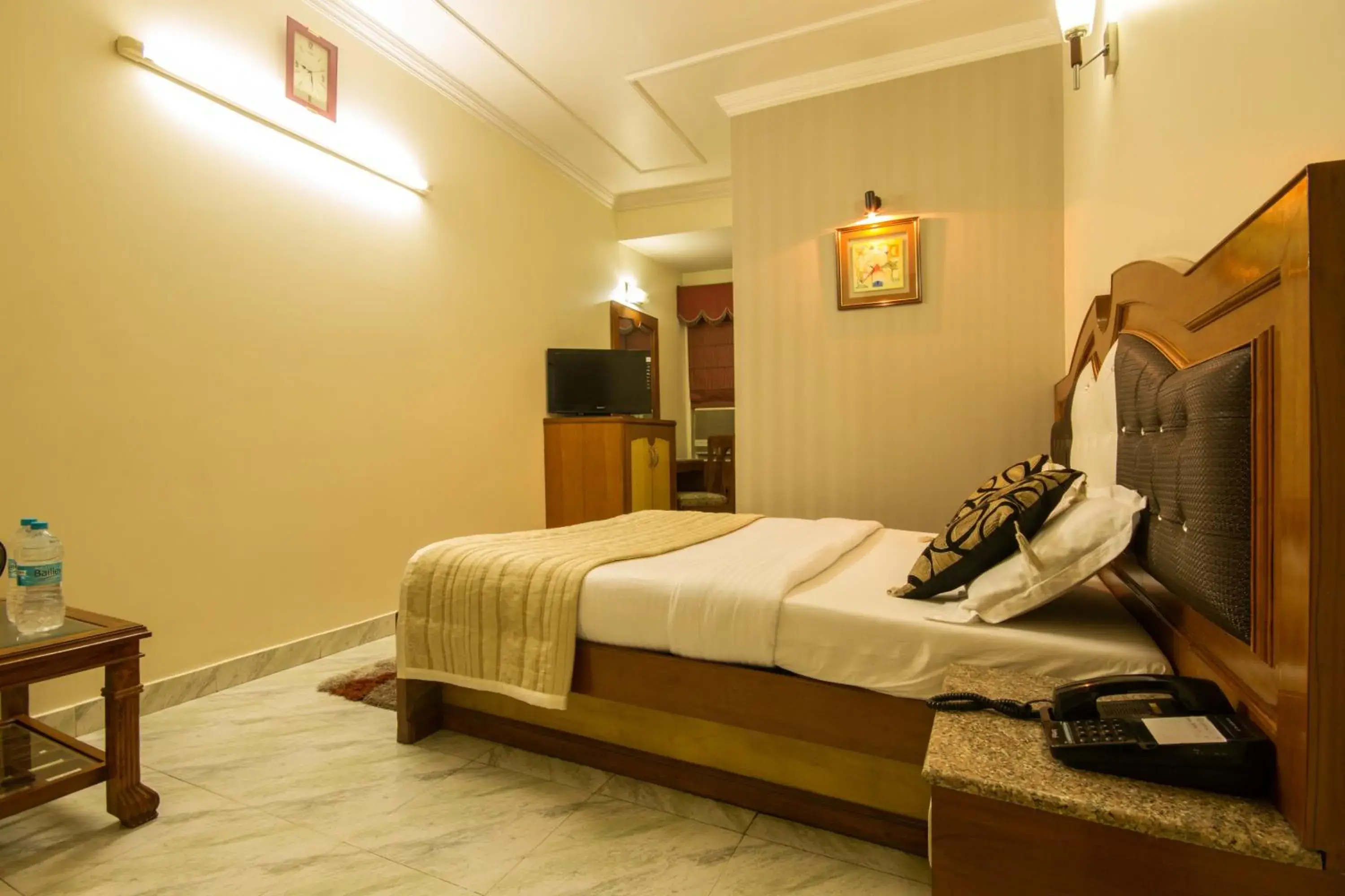 Photo of the whole room, Bed in The C Park Inn Karol Bagh Homely Atmosphere Photo of the whole room, Bed in The C Park Inn Karol Bagh Homely Atmosphere