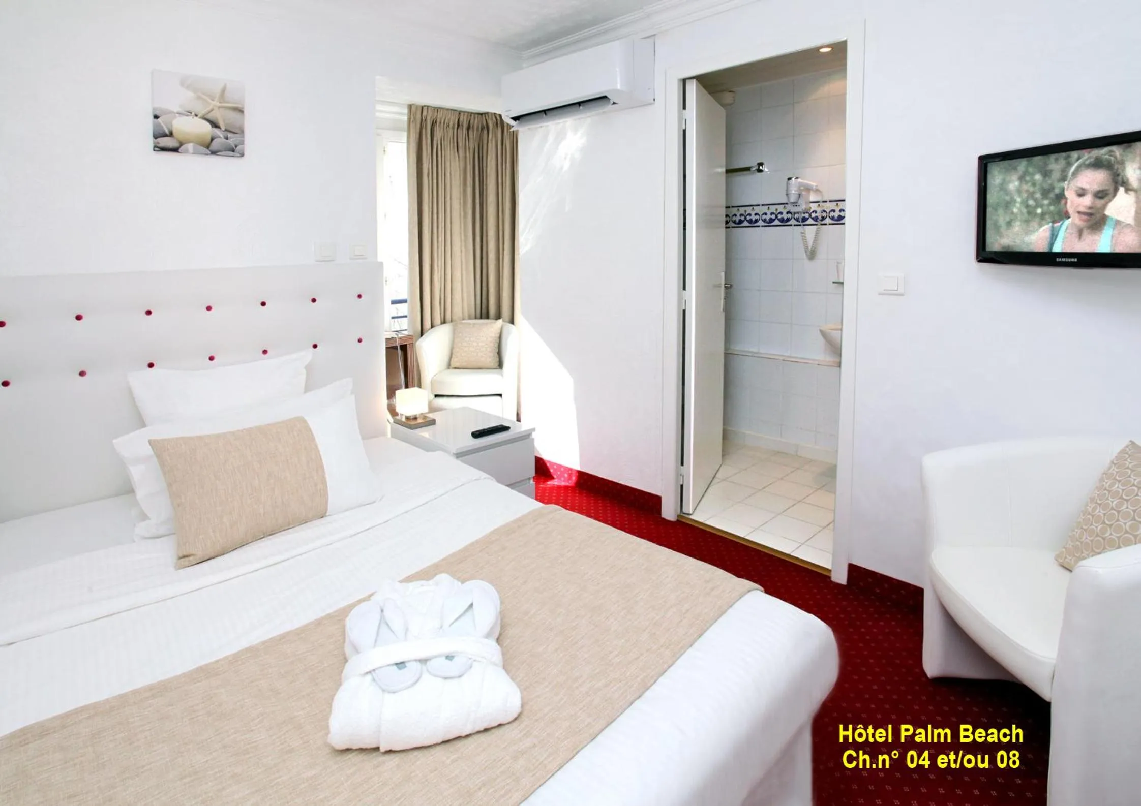 View (from property/room), Bed in HOTEL PALM BEACH