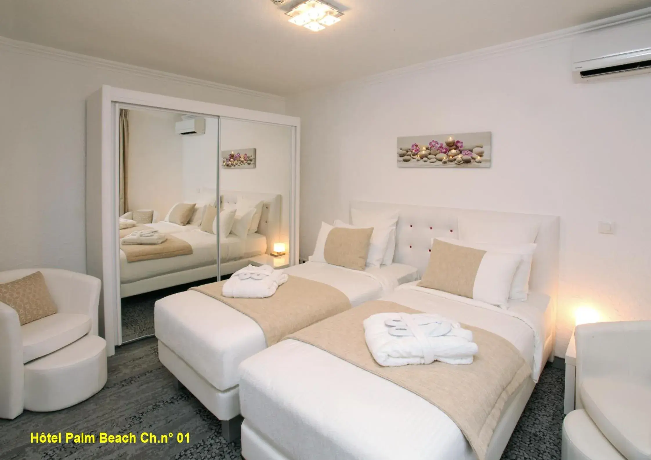 Bed in HOTEL PALM BEACH Bed in HOTEL PALM BEACH