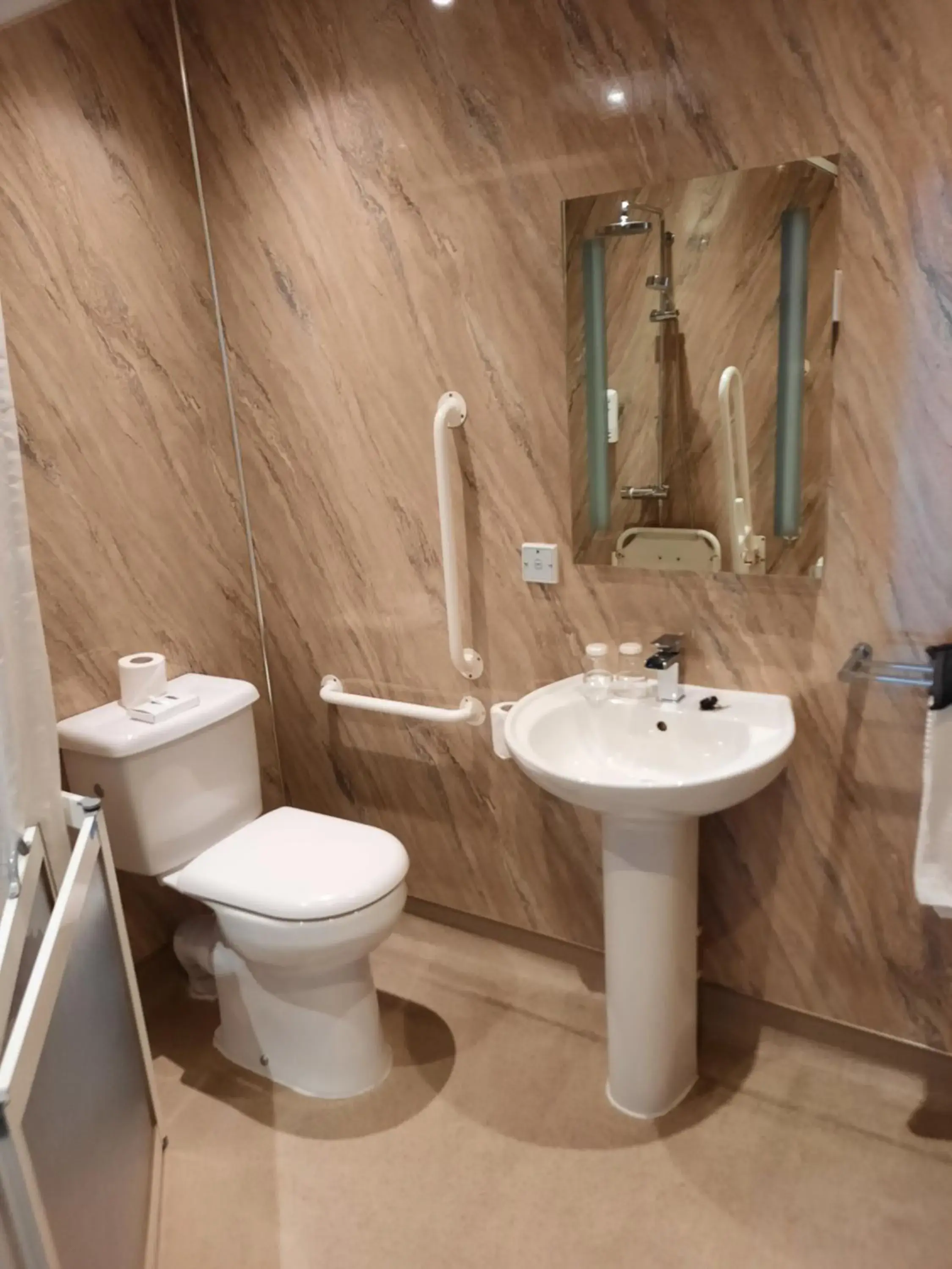 Double or Twin Room - single occupancy - Disability Access in Grammar Lodge Guest House Double or Twin Room - single occupancy - Disability Access in Grammar Lodge Guest House