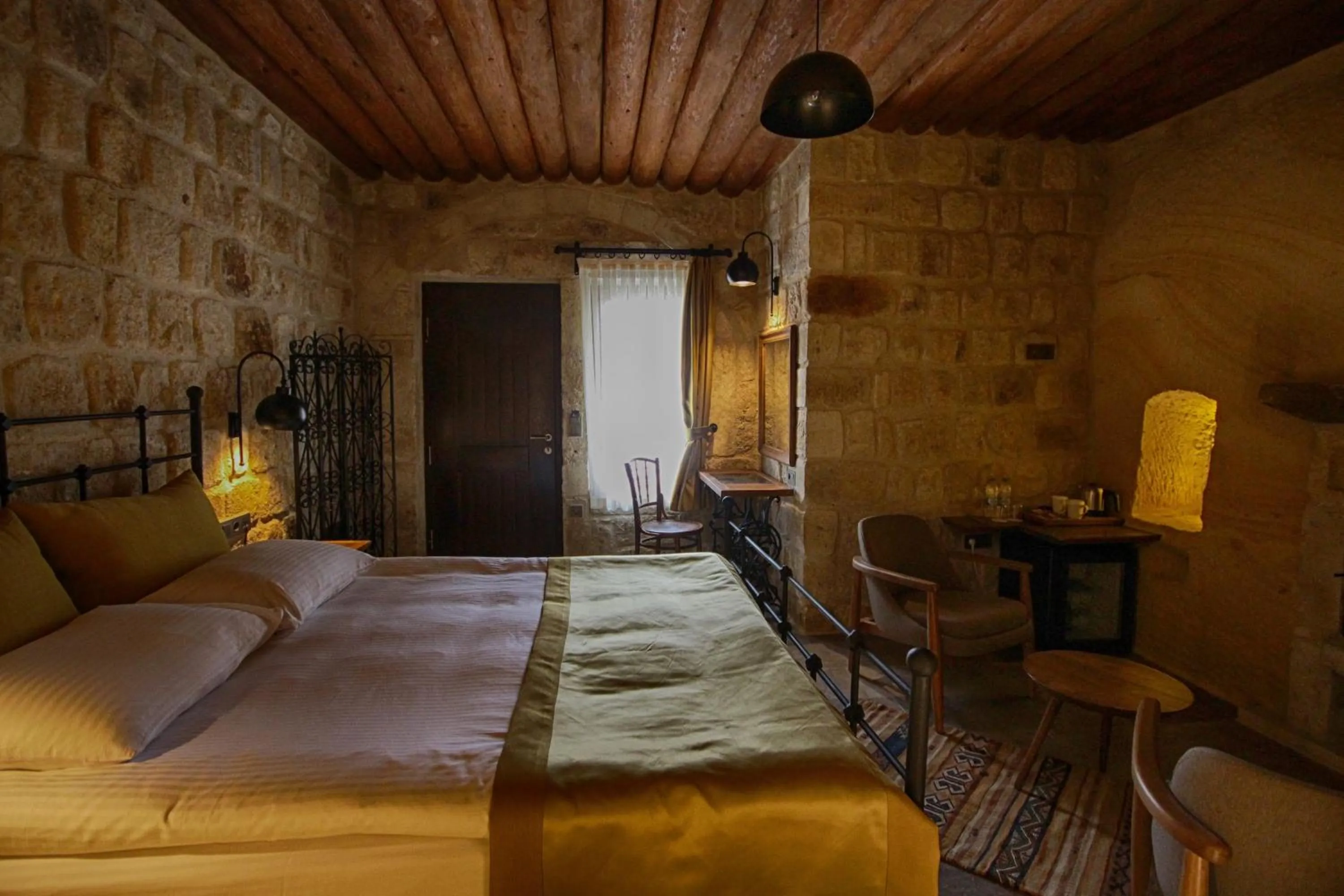 Photo of the whole room, Bed in 1811 Cave Hotel