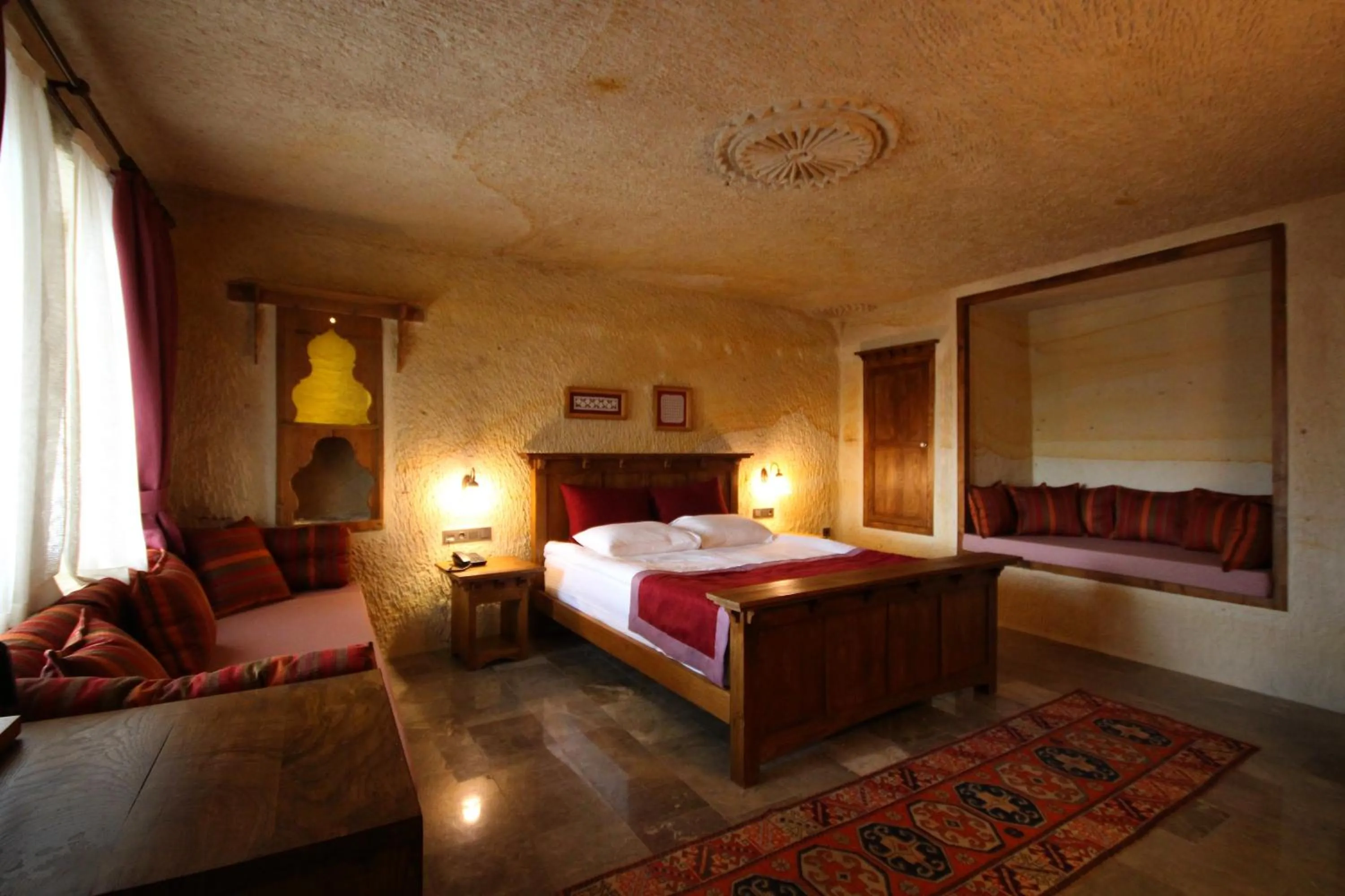 Photo of the whole room, Bed in 1811 Cave Hotel