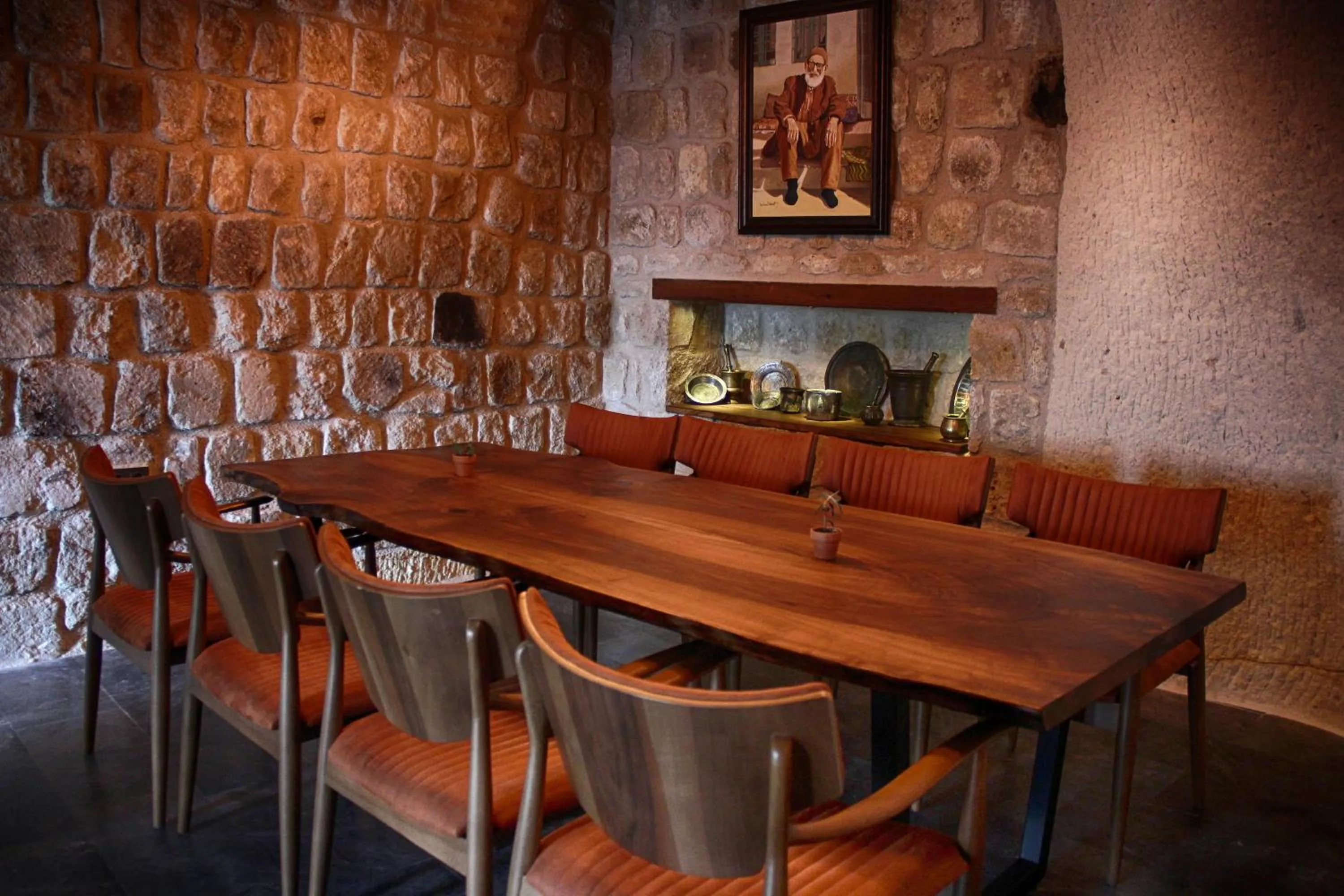 Restaurant/places to eat in 1811 Cave Hotel