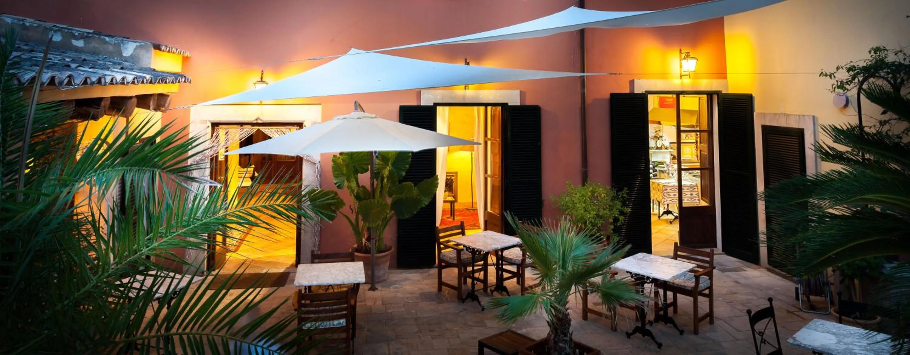Patio in Petit Hotel Alaro