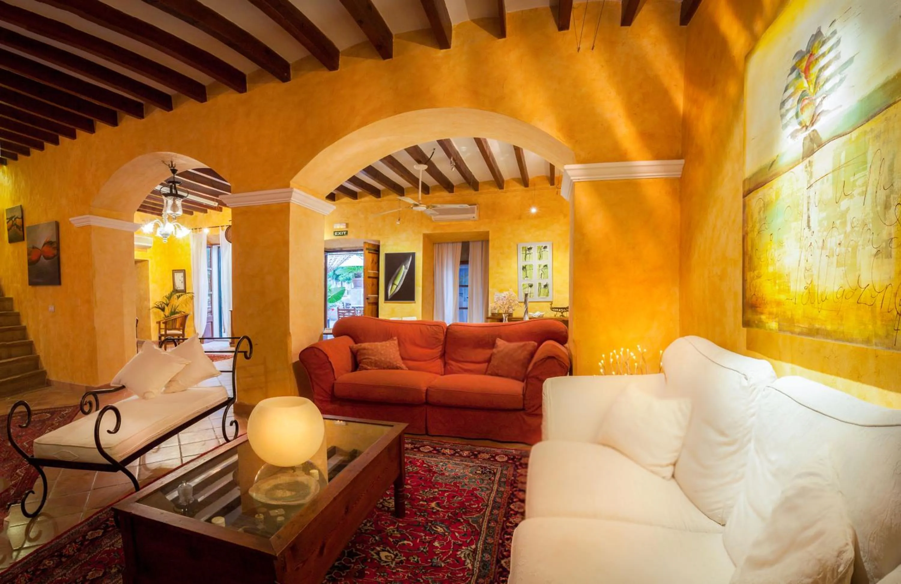 Day in Petit Hotel Alaro