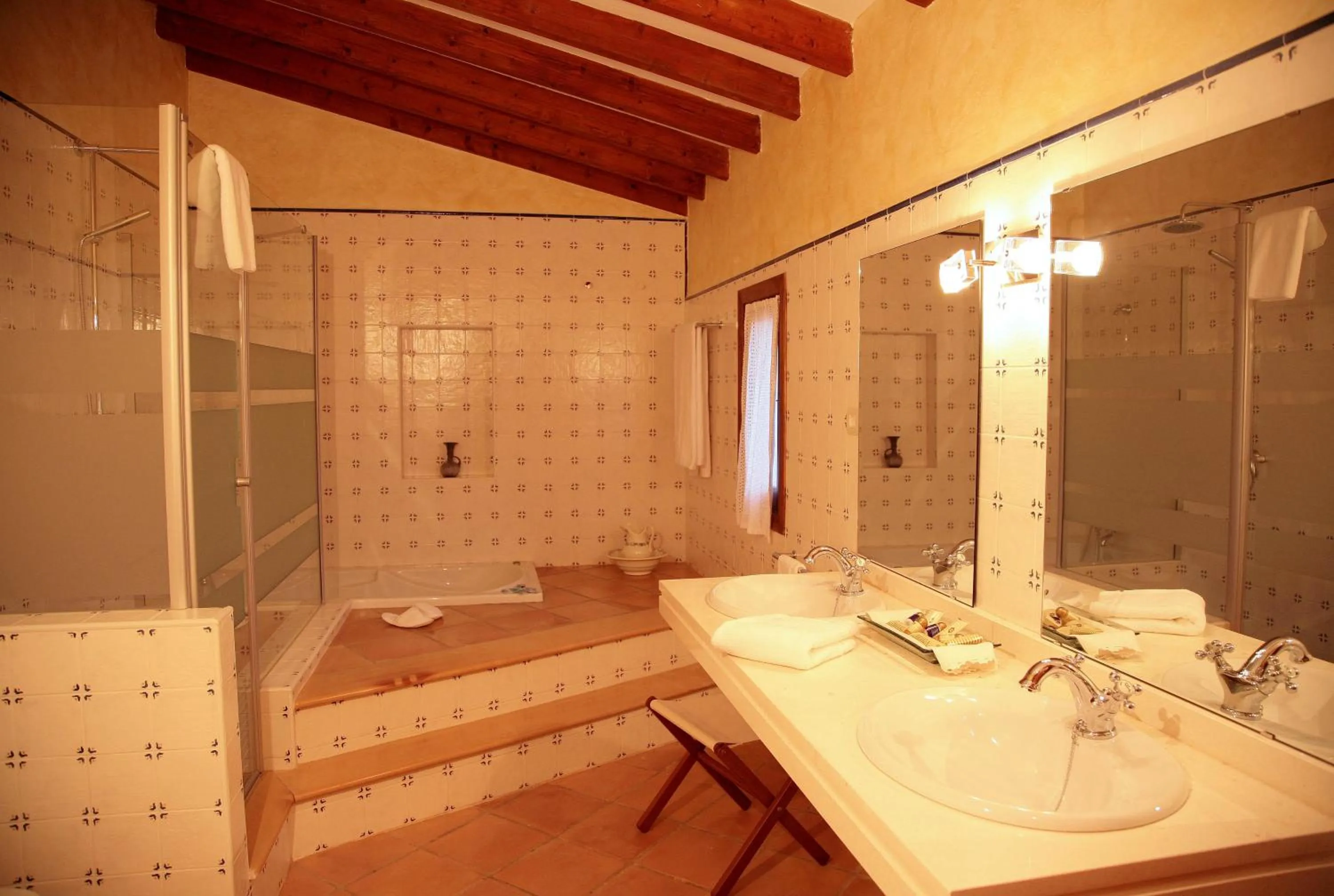 Bathroom in Petit Hotel Alaro