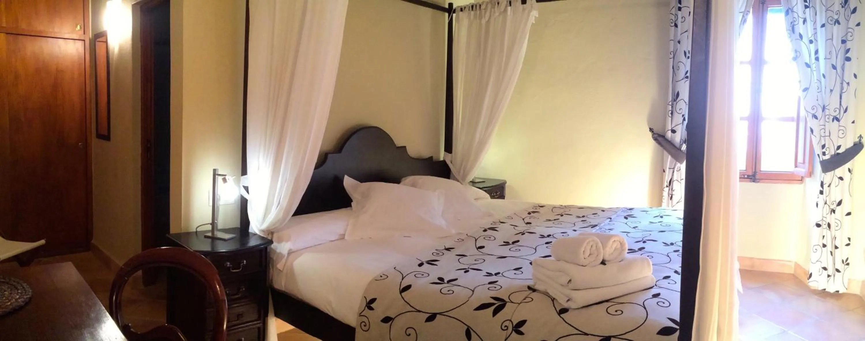 Bedroom, Bed in Petit Hotel Alaro