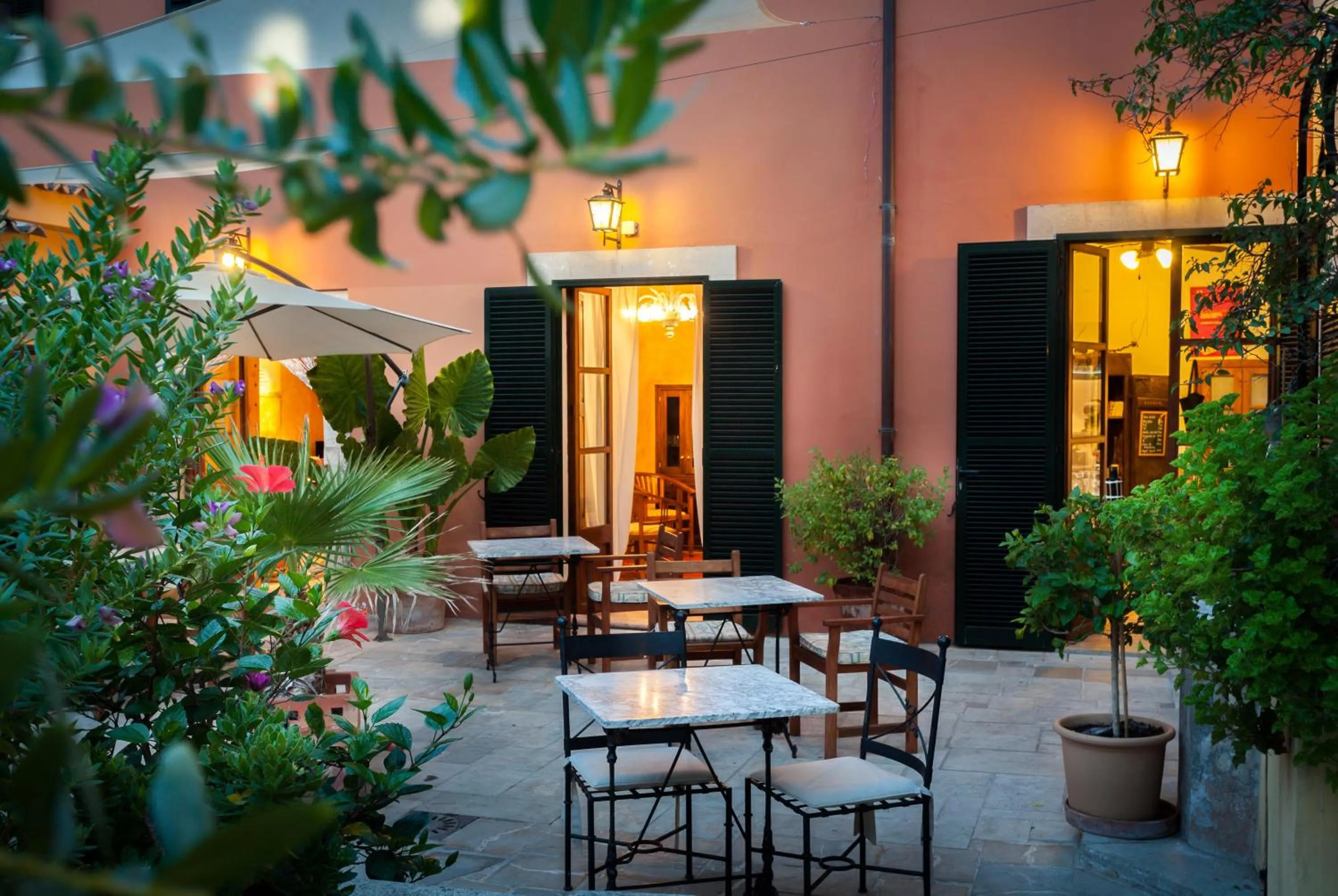 Patio in Petit Hotel Alaro