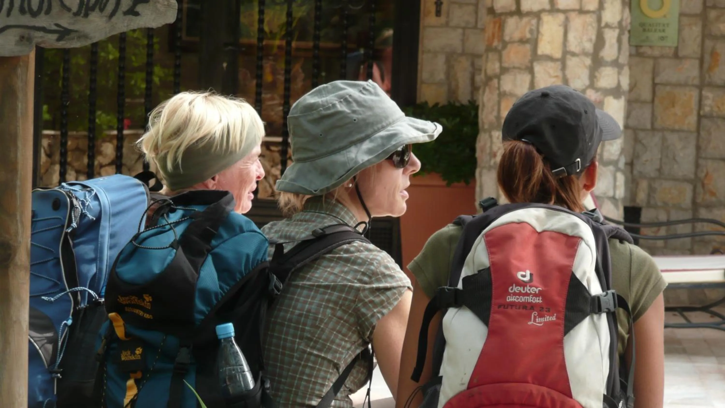 People in Petit Hotel Alaro