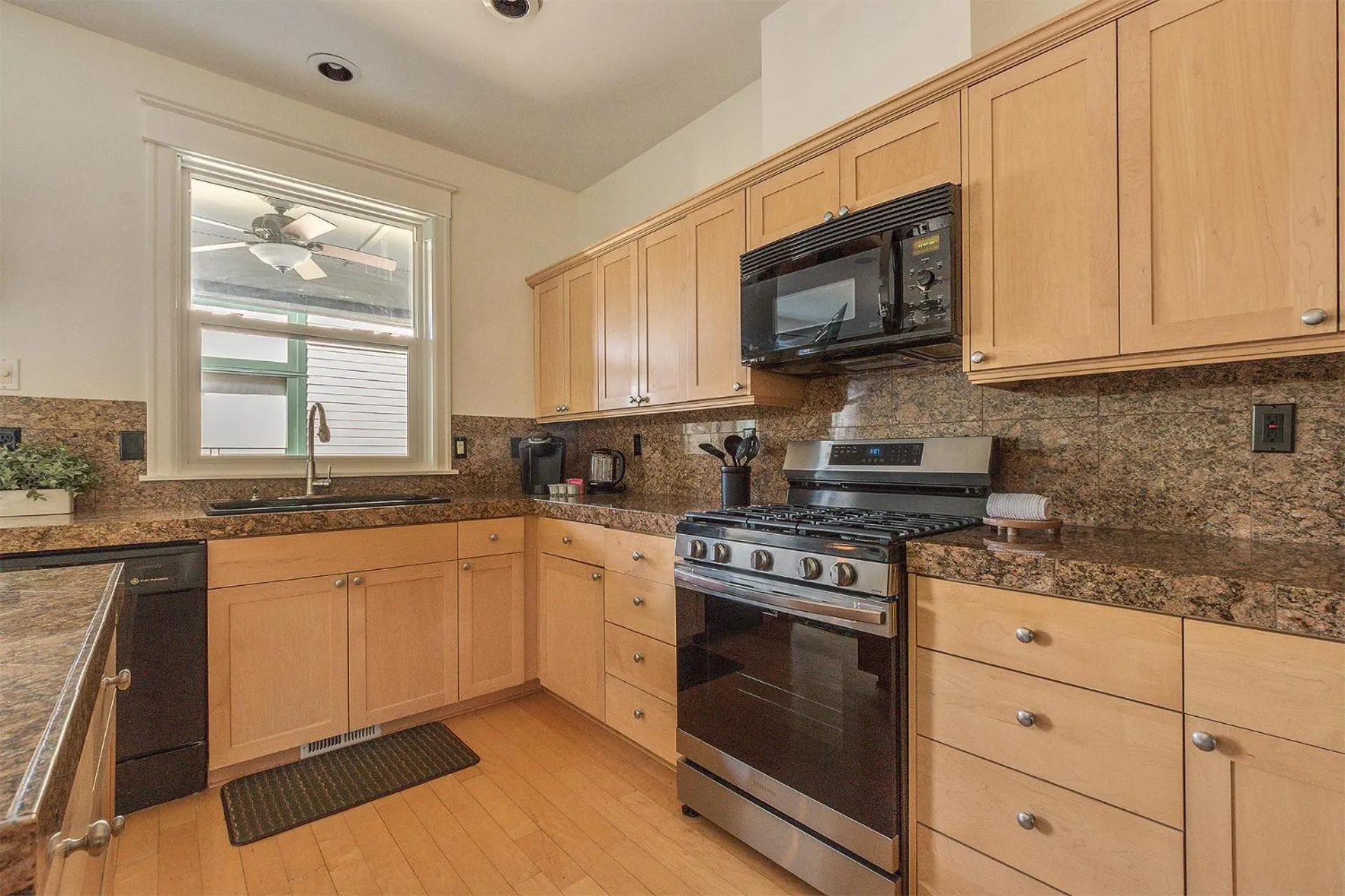 Kitchen or kitchenette in The Orenco Station Hotel