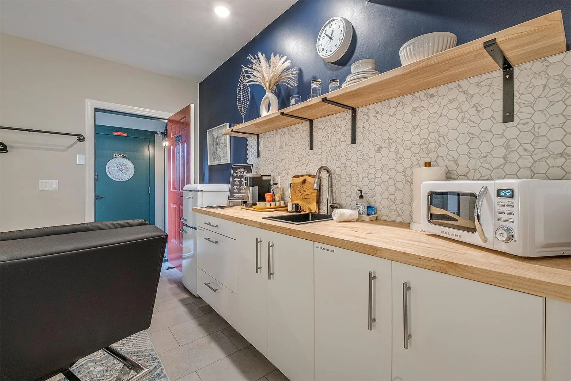 Kitchen or kitchenette in The Orenco Station Hotel