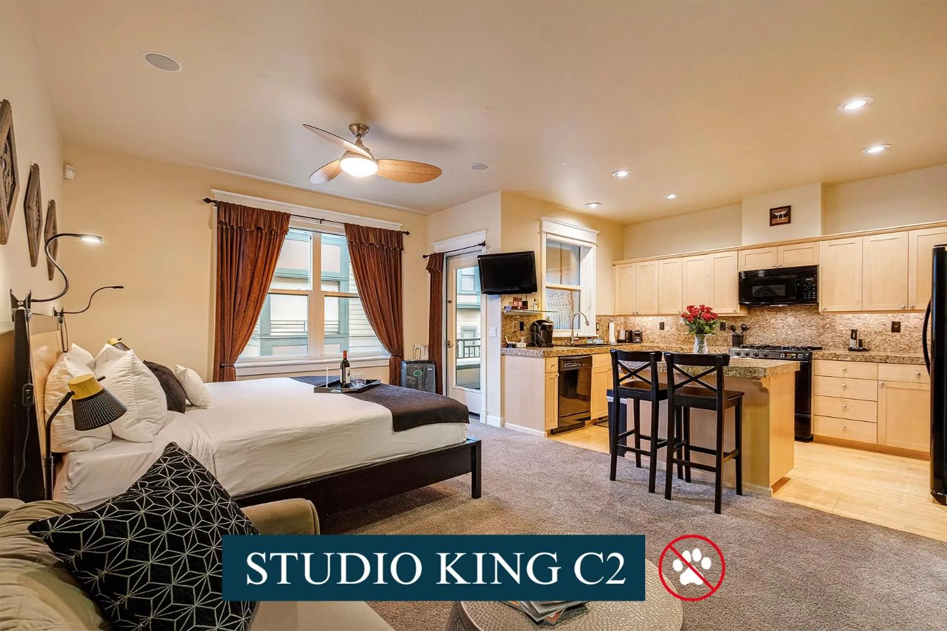 kitchen, Bed in The Orenco Station Hotel