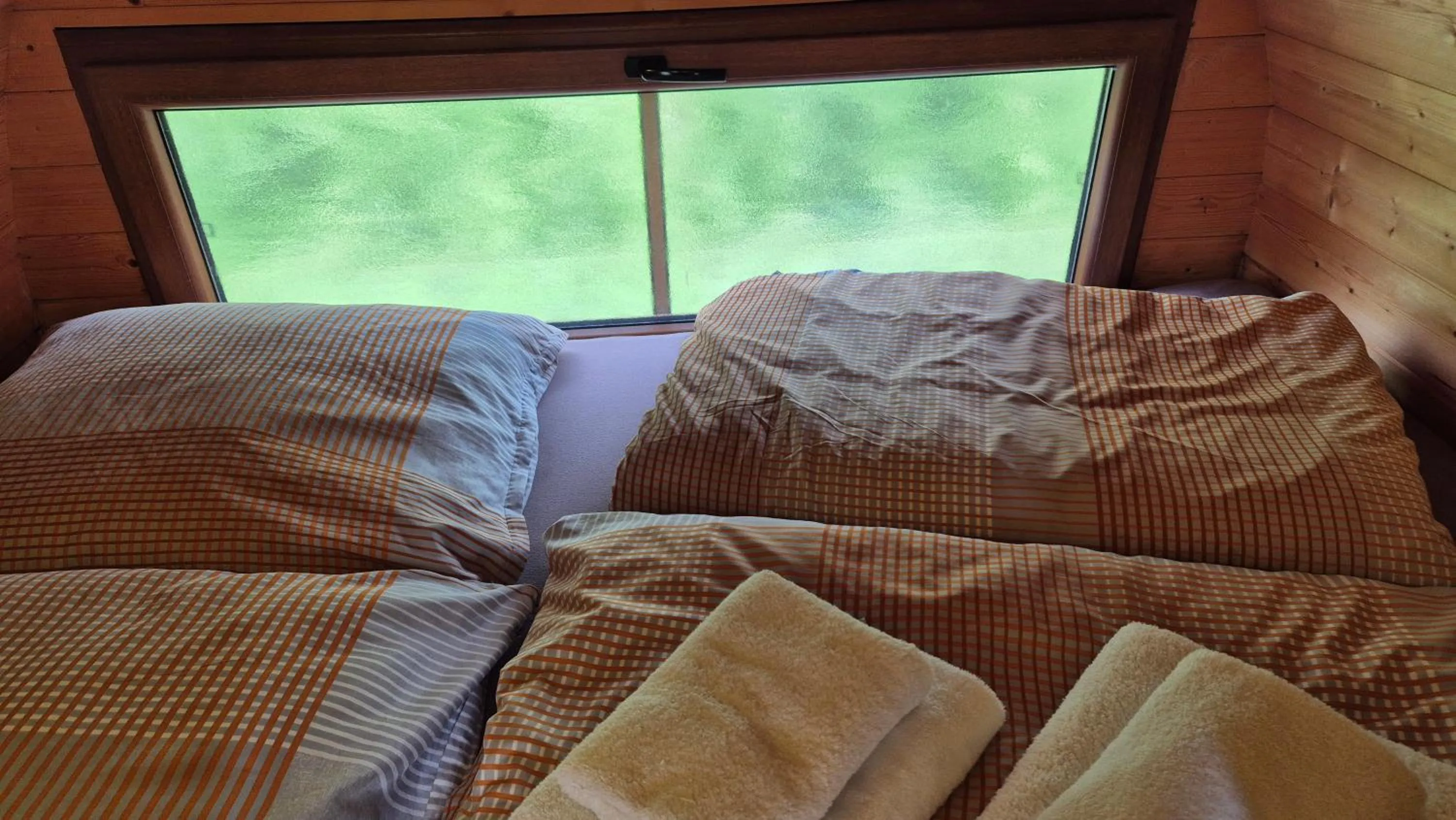 Bed in Mini Hotel Übernachten Im Gurkenfass