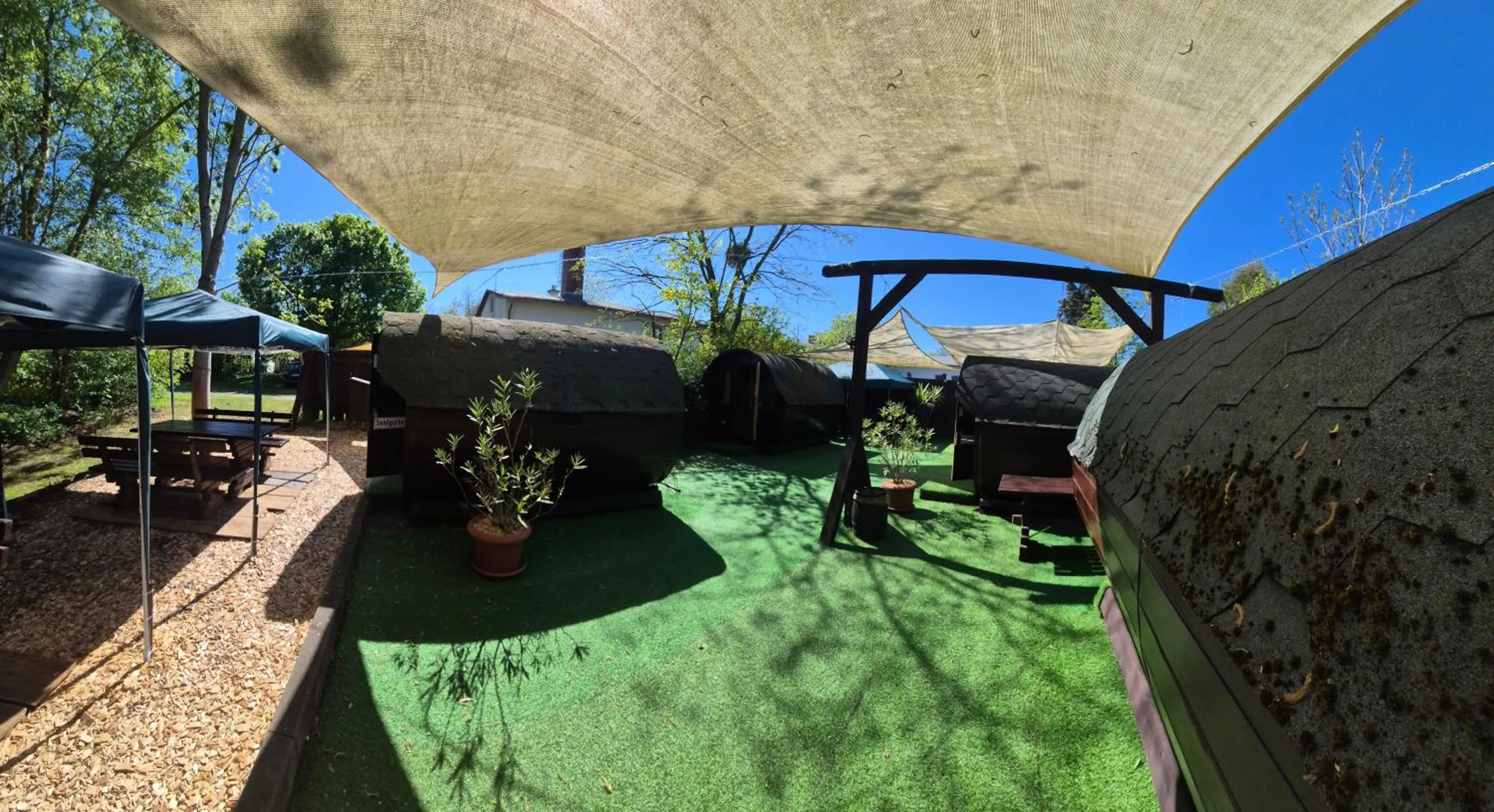 Property building in Mini Hotel Übernachten Im Gurkenfass