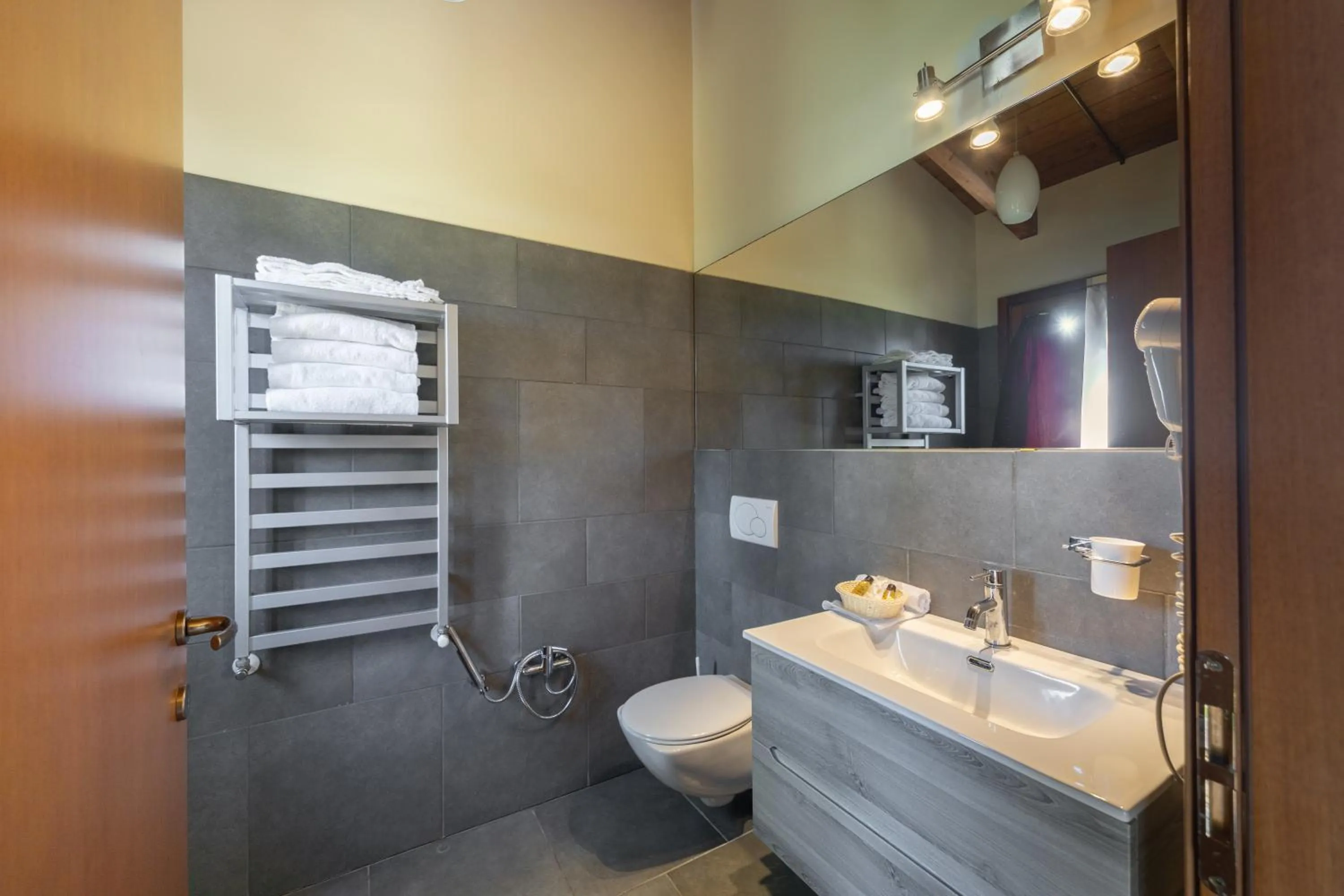 Bathroom in La Valle Dei Caprioli Village Bungalow Park - Freelandia Azienda Agricola