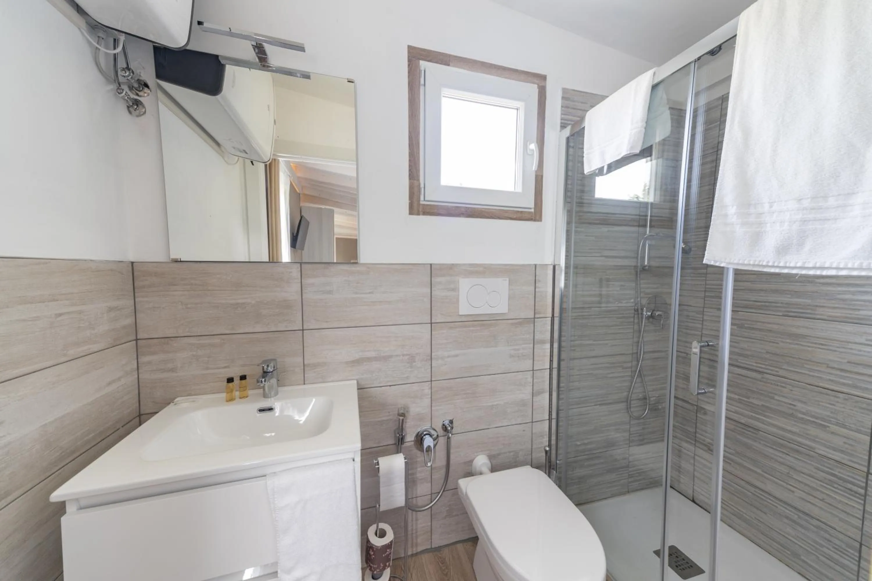 Bathroom in La Valle Dei Caprioli Village Bungalow Park - Freelandia Azienda Agricola