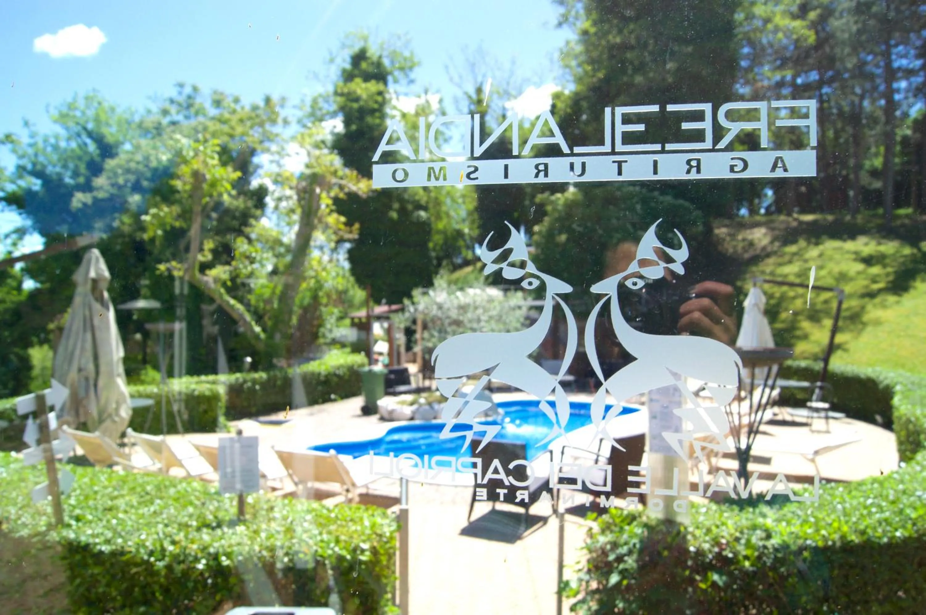 Pool view in La Valle Dei Caprioli Village Bungalow Park - Freelandia Azienda Agricola
