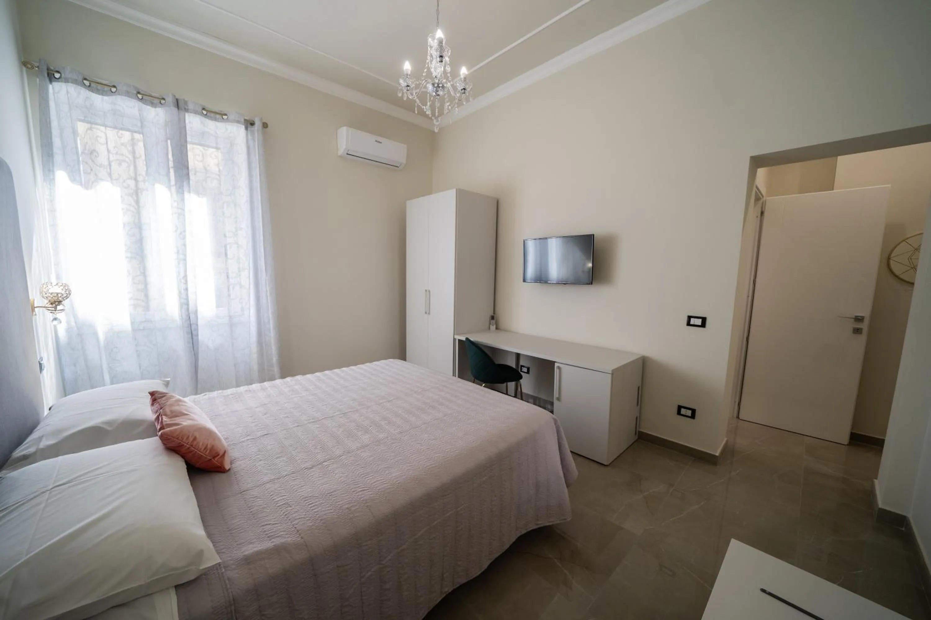 Bedroom, Bed in Amaris