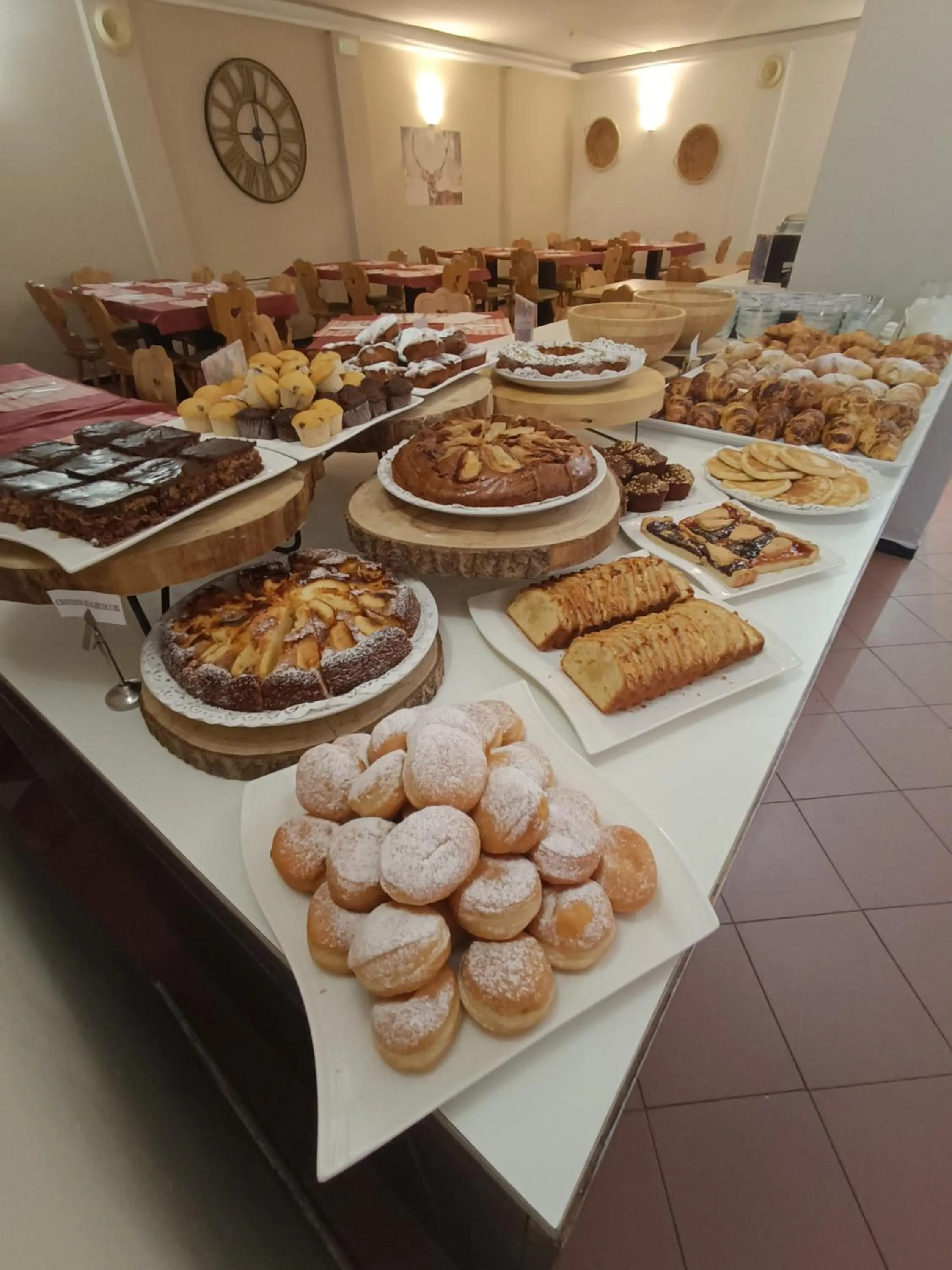 Buffet breakfast in Life Hotels Des Alpes