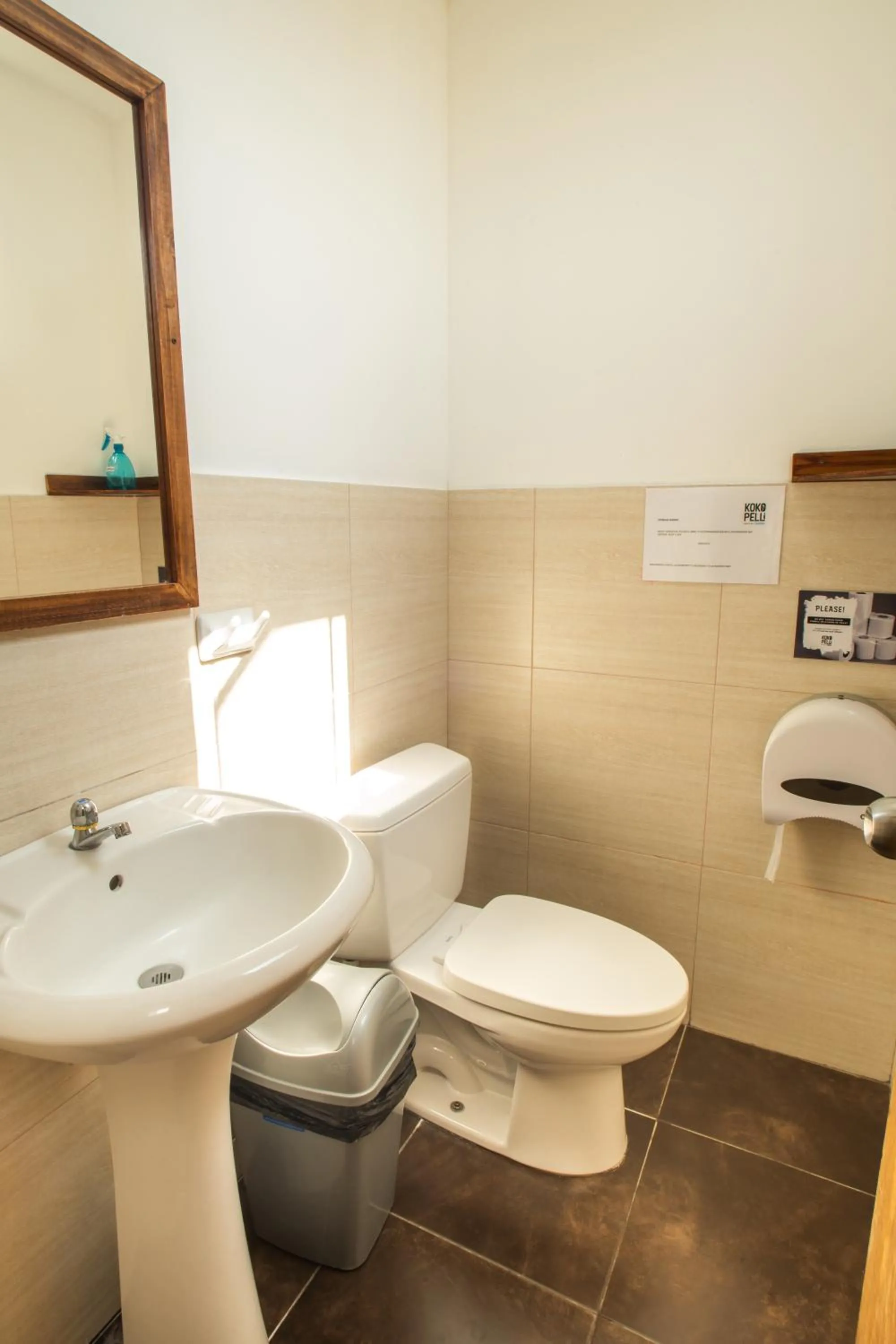 Toilet in Viajero Paracas Hostel