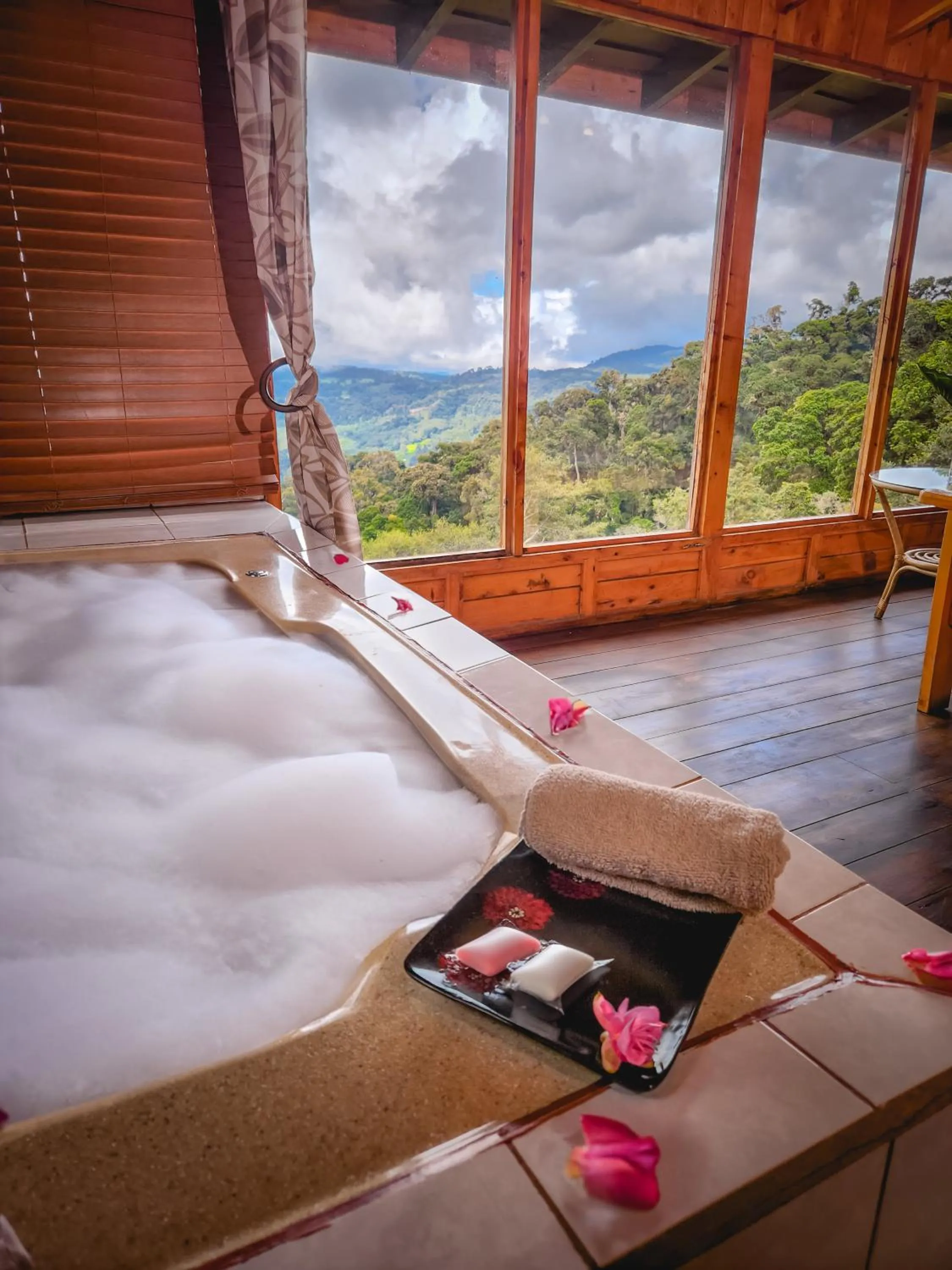Bathroom, Bed in Paraíso Quetzal Lodge