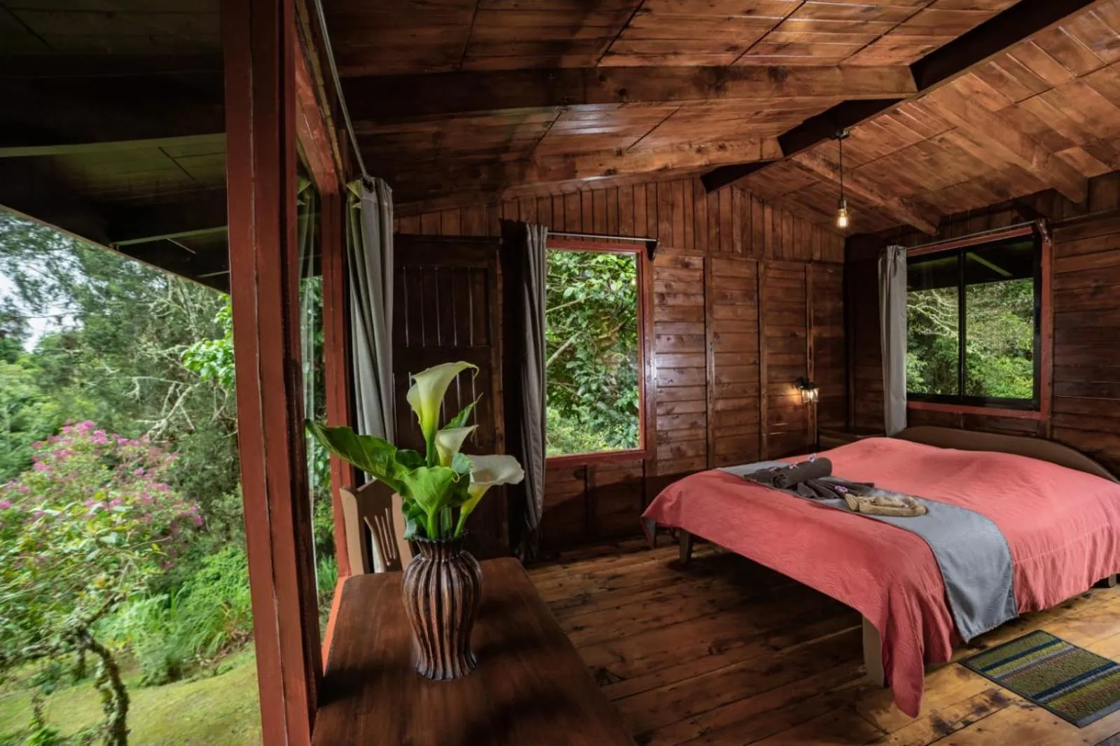 Photo of the whole room, Bed in Paraíso Quetzal Lodge
