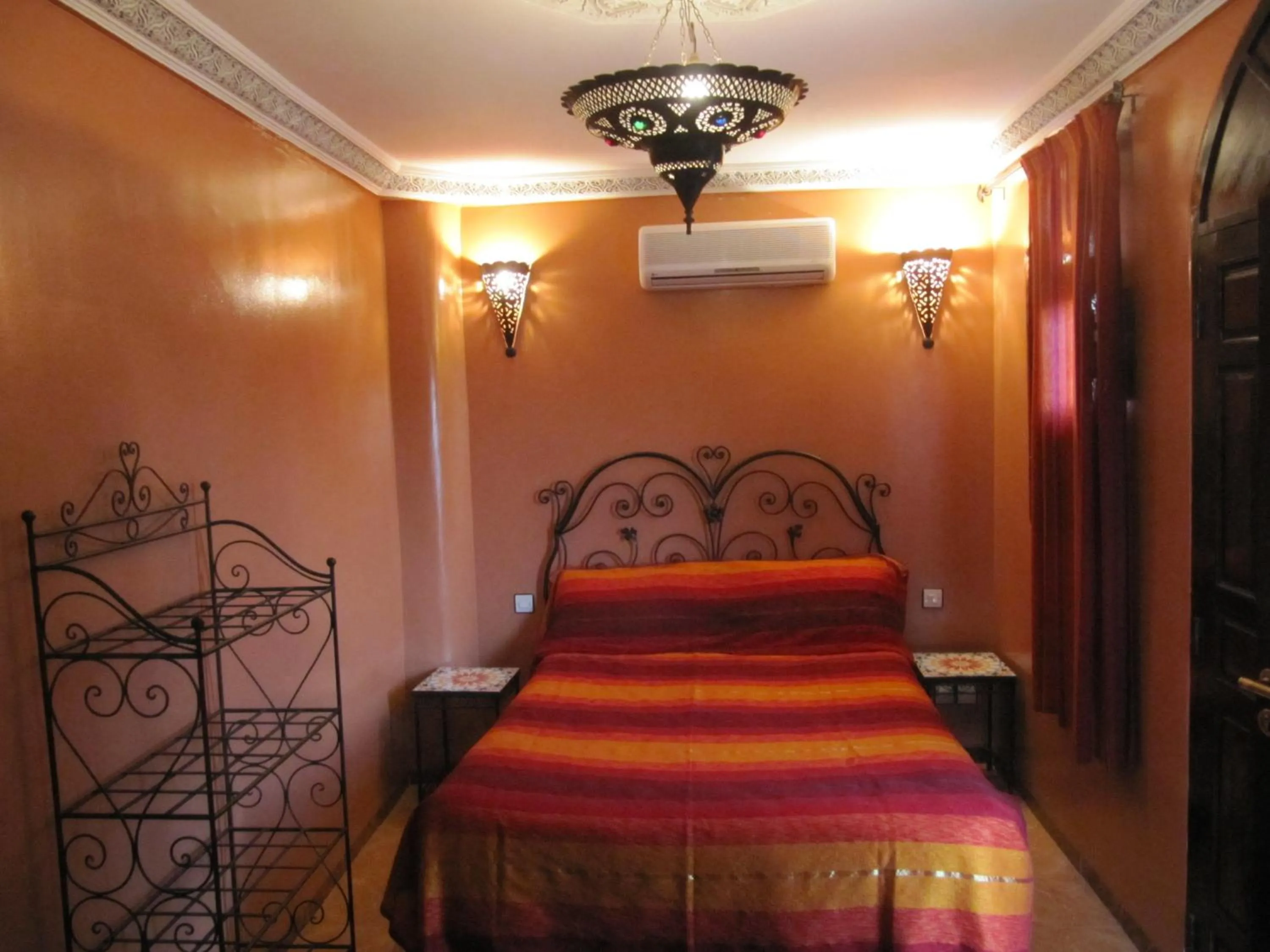 Bedroom, Bed in Sindi Sud