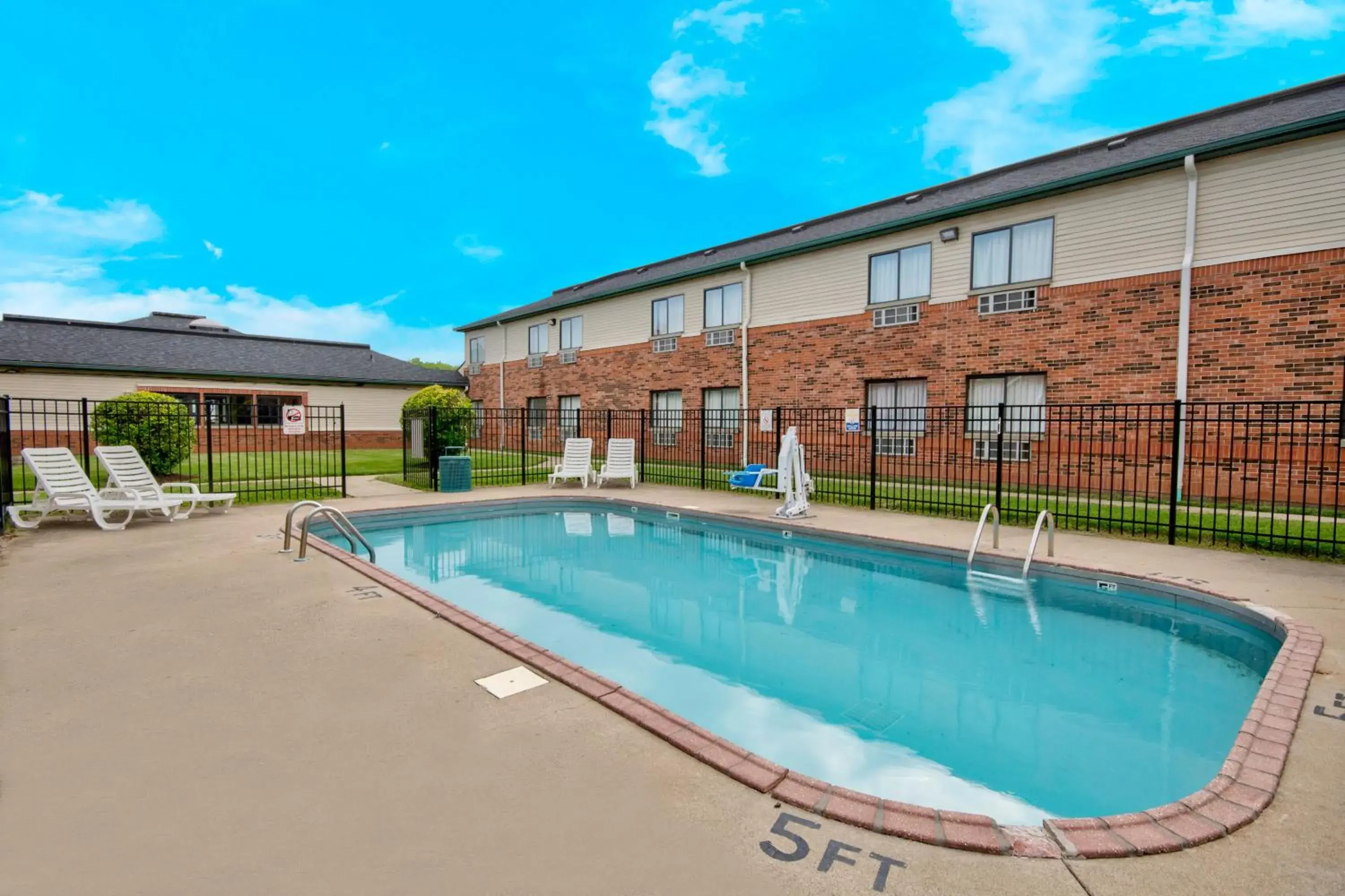 Swimming pool in Studio 6 Georgetown KY Lexington North Swimming pool in Studio 6 Georgetown KY Lexington North