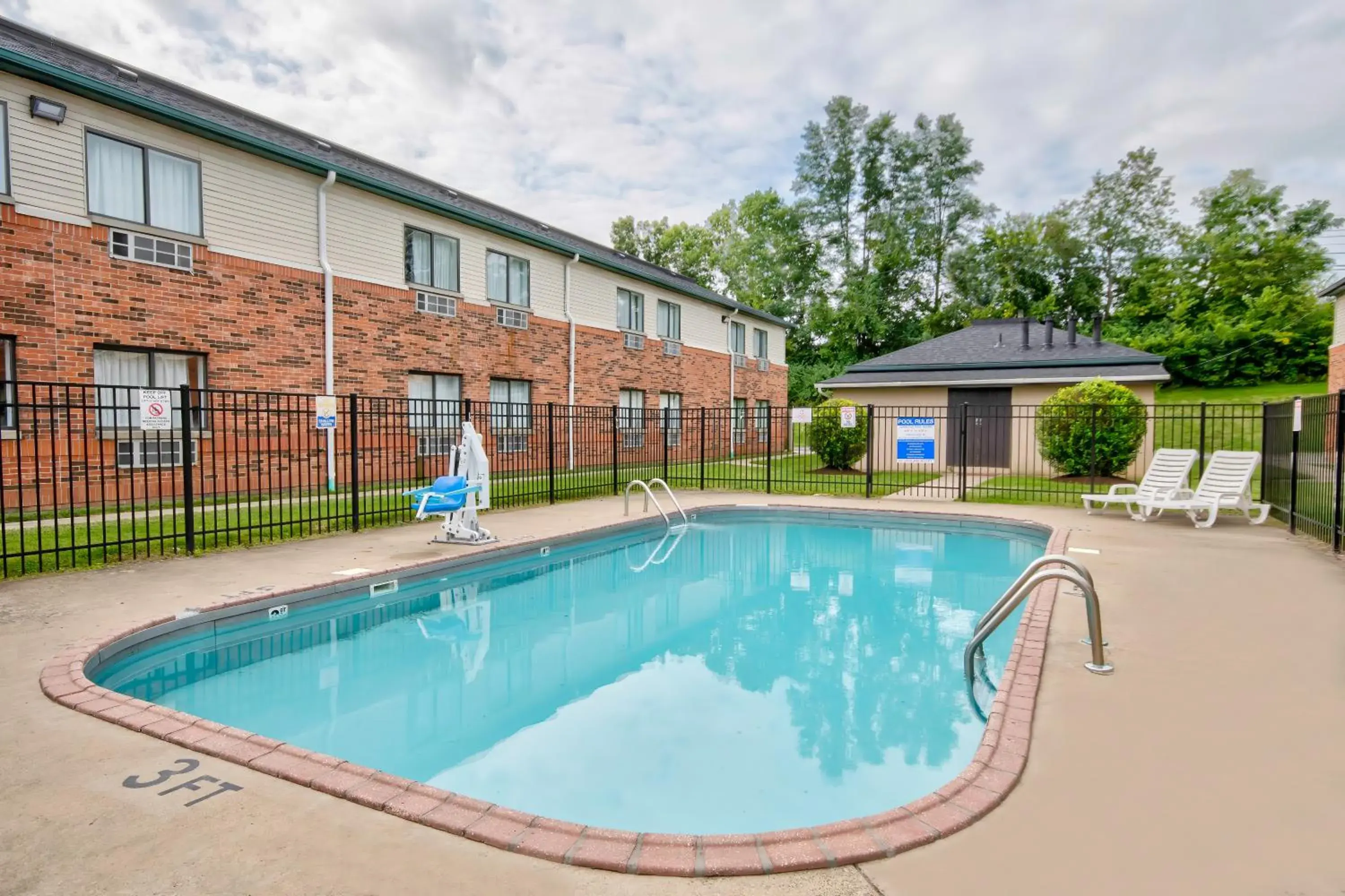 Swimming pool in Studio 6 Georgetown KY Lexington North Swimming pool in Studio 6 Georgetown KY Lexington North