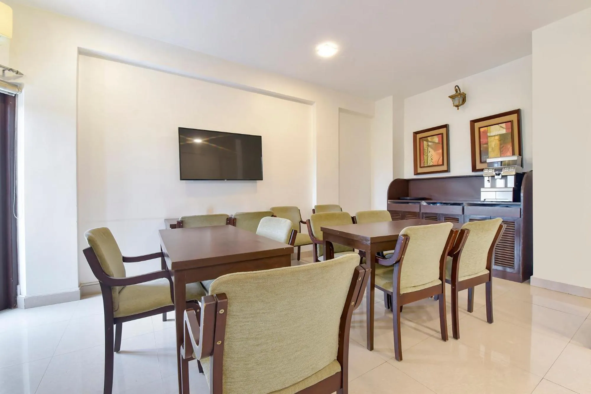 Dining area in FabHotel Shikha