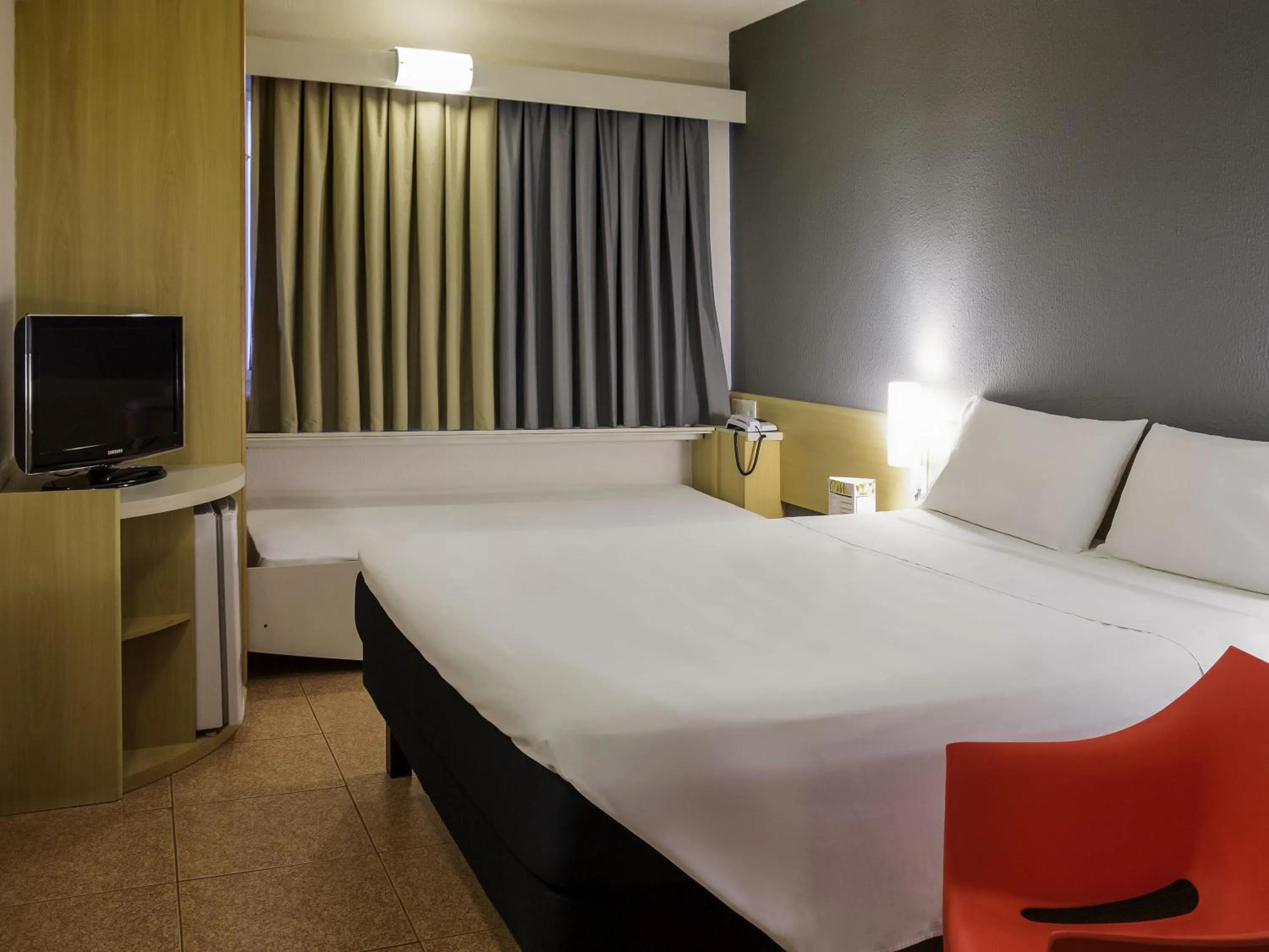 Bedroom, Bed in ibis Araçatuba