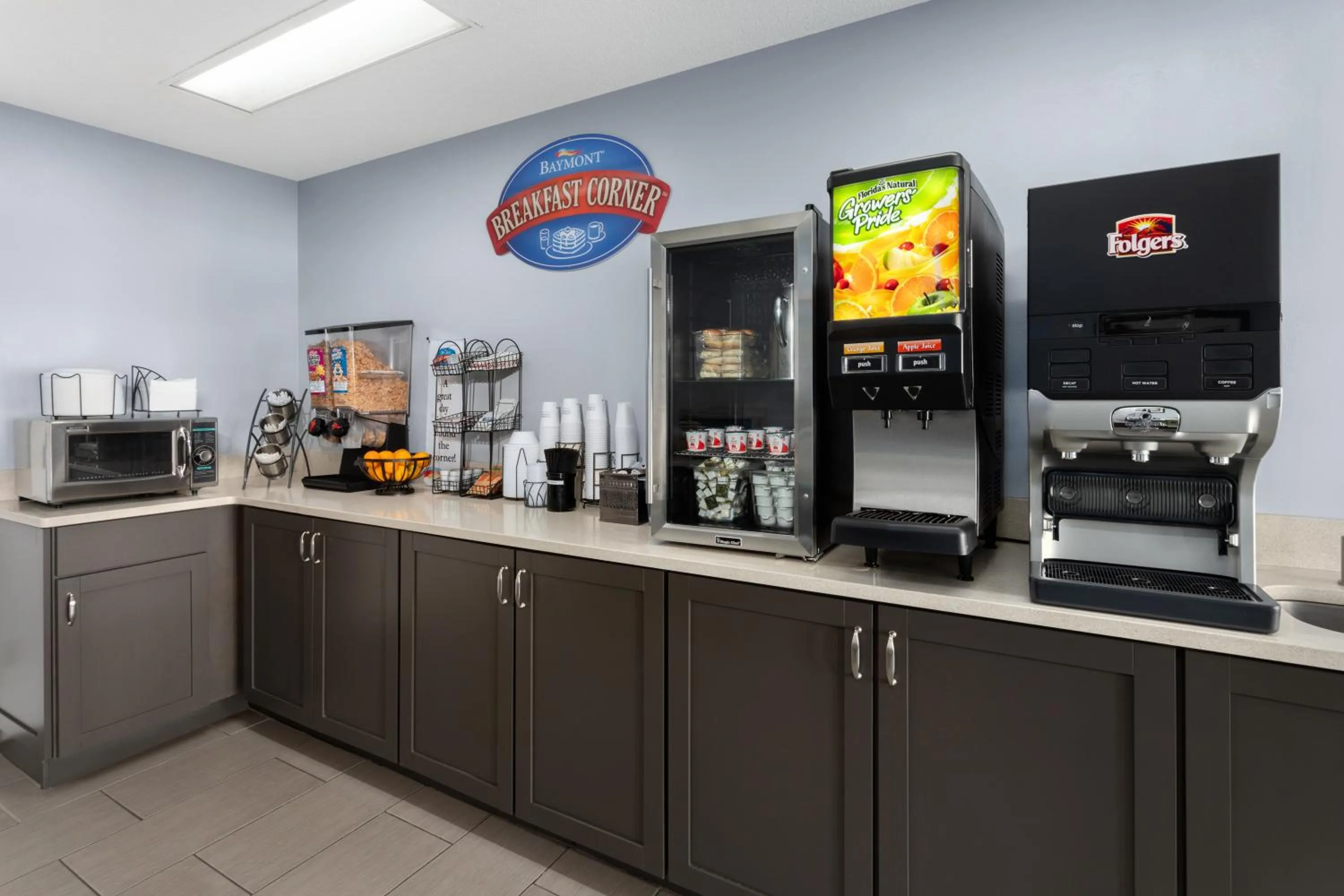 Coffee/tea facilities in Baymont by Wyndham Brunswick GA